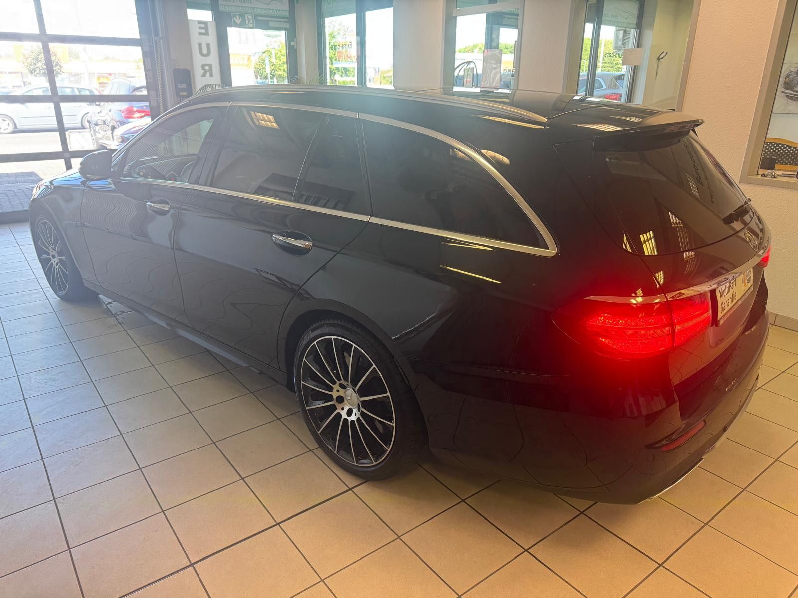 Fahrzeugabbildung Mercedes-Benz E 400 T-Modell 4Matic/LED/PANORAMA/AMG-LINE/NAVI