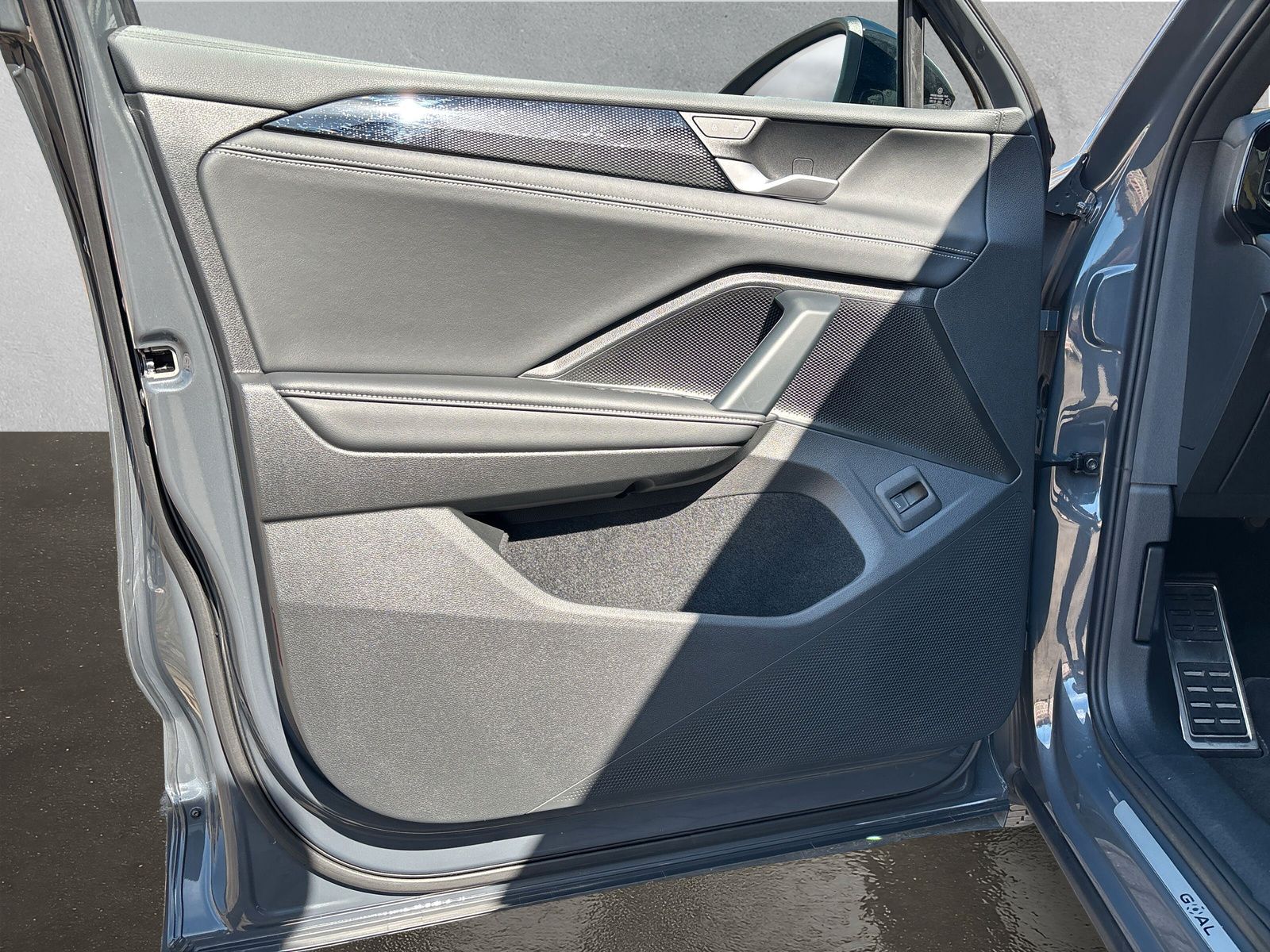 Fahrzeugabbildung Volkswagen Tiguan 2.0 TDI Life HuD AHK Keyless IQ-Light