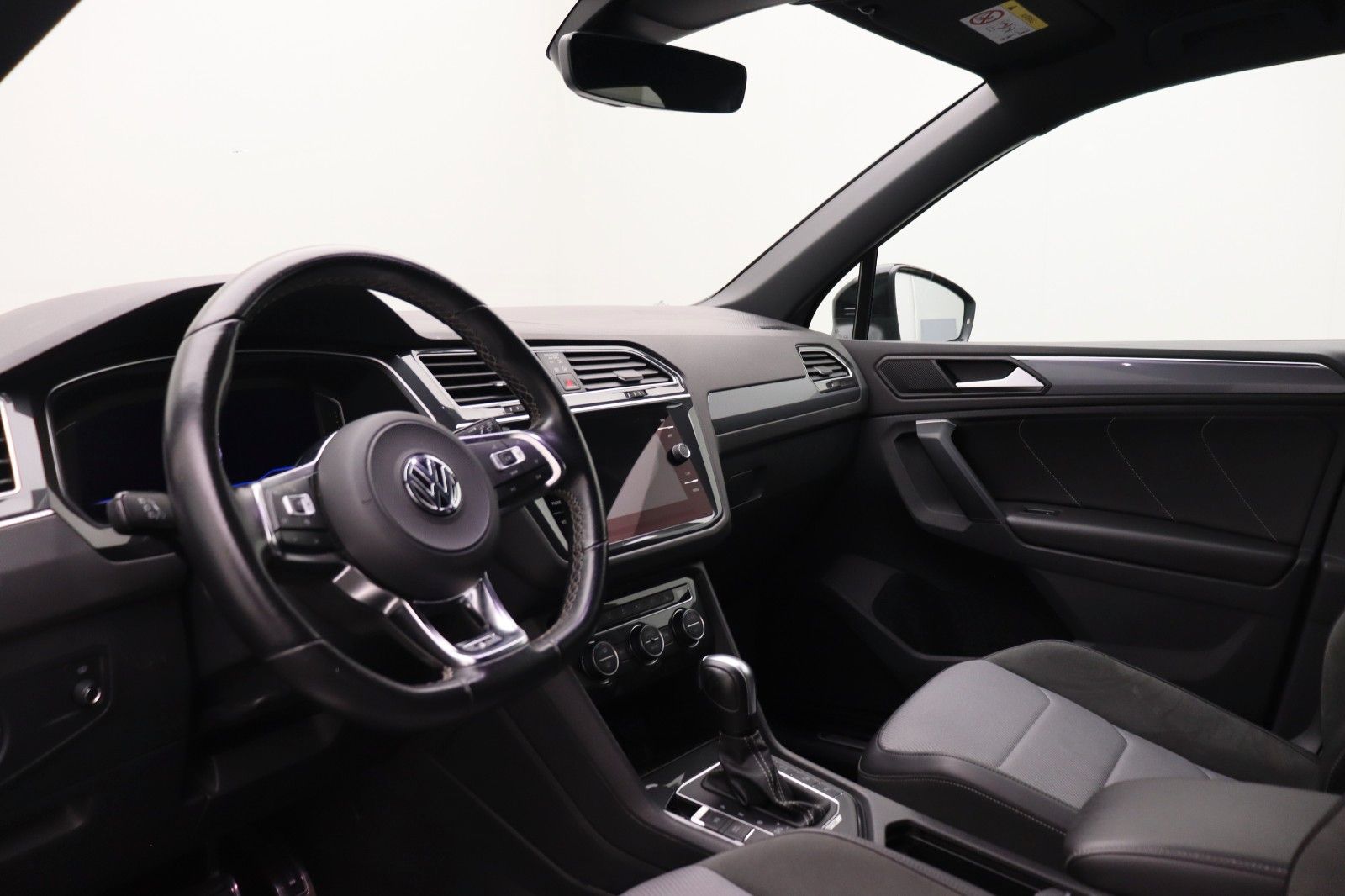 Fahrzeugabbildung Volkswagen Tiguan Highline 4M R-Line Black Style Head-upLED