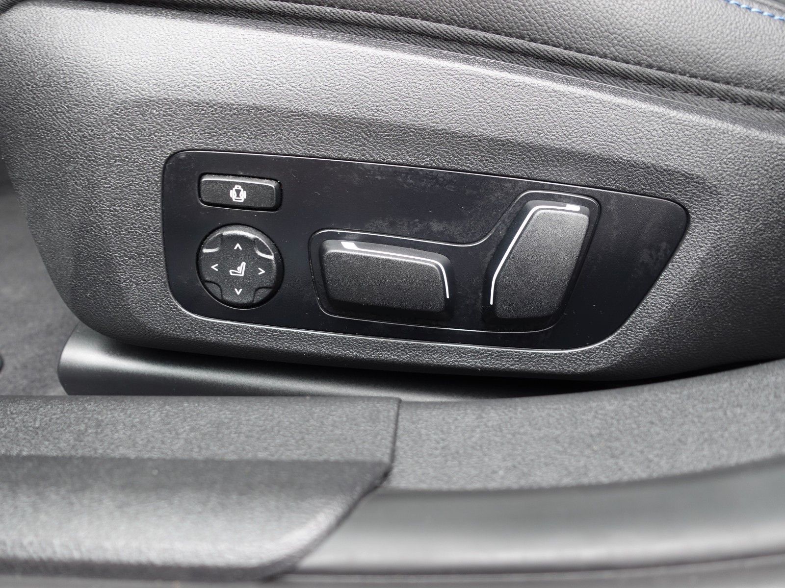 Fahrzeugabbildung BMW 318i Touring Auto M Sportpaket 18"/HiFi/LED/Navi