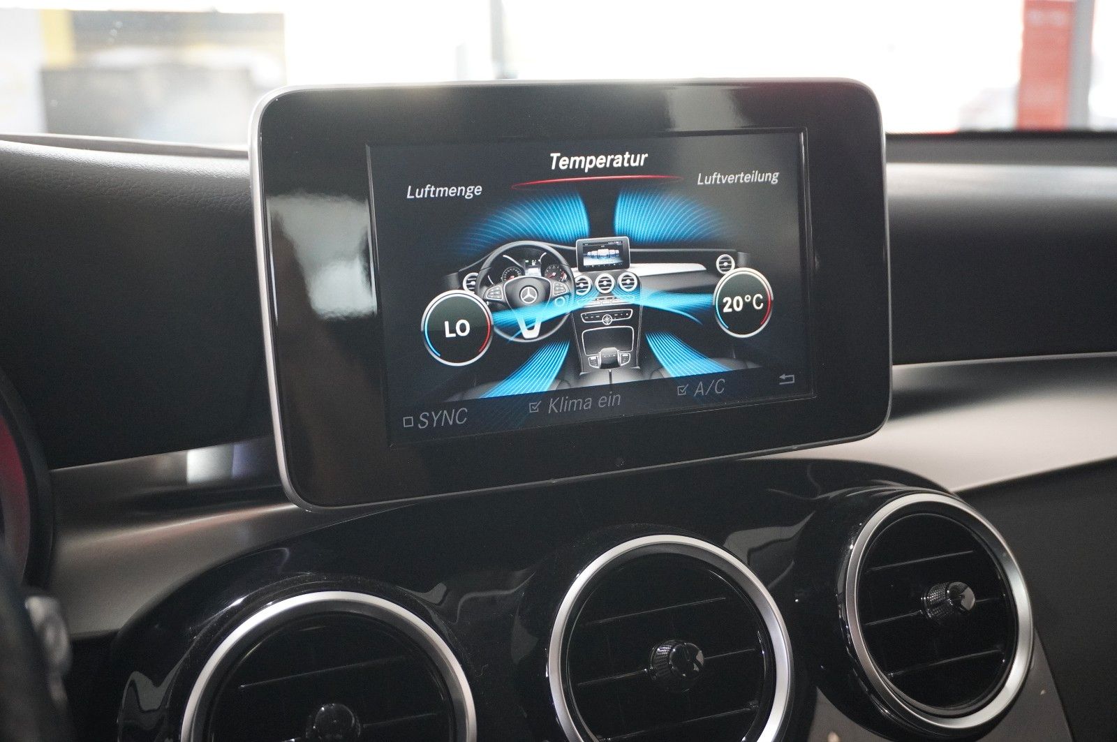 Fahrzeugabbildung Mercedes-Benz GLC 220D EXCLUSIVE 4-MATIC NAVI/LED/SHZ/TEMP/AHK