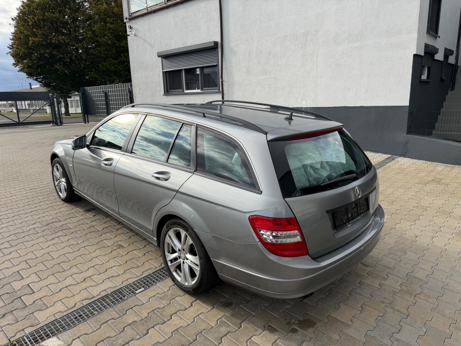 Mercedes-Benz C200 2010 — photo 9
