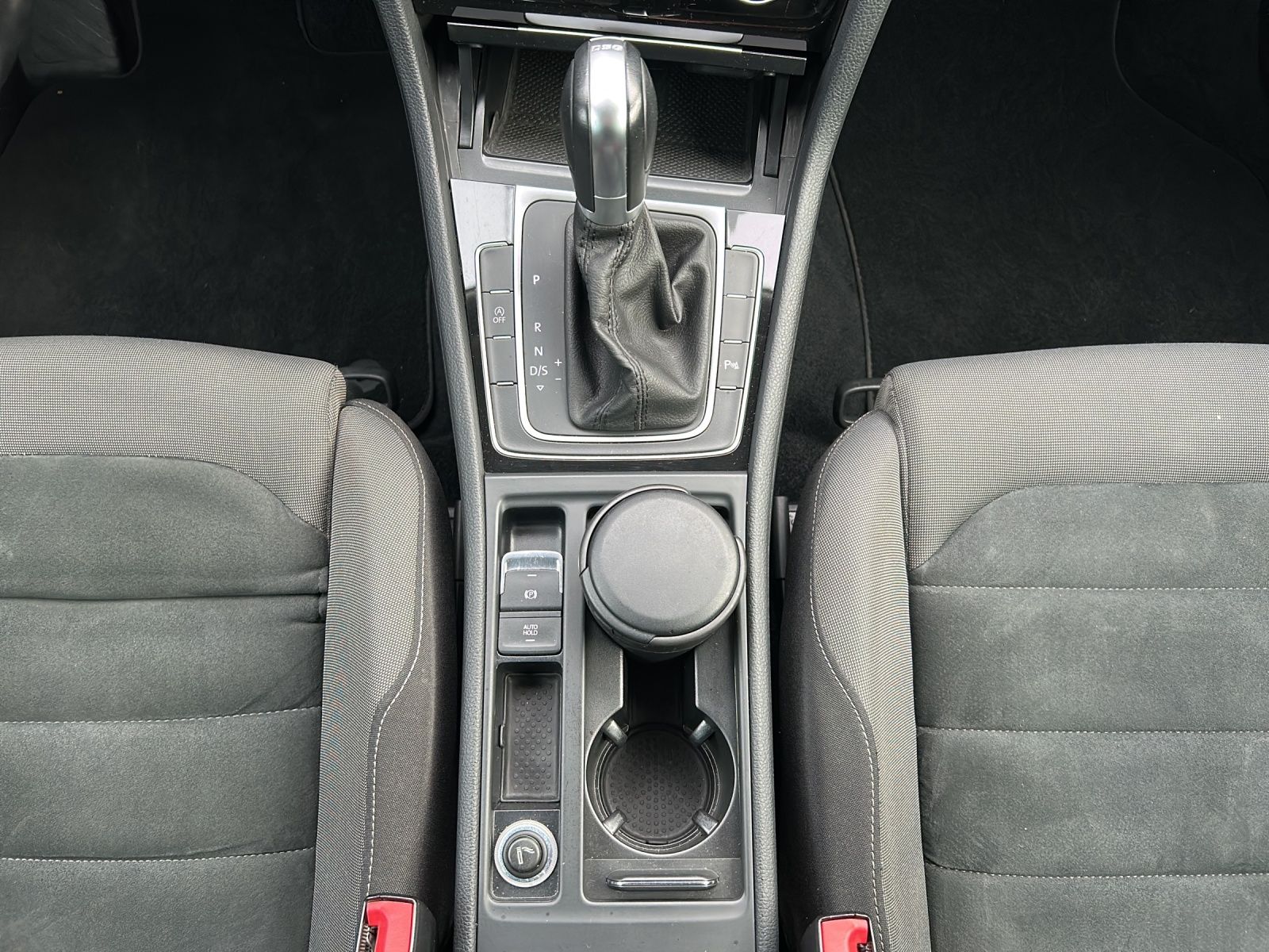 Fahrzeugabbildung Volkswagen Golf VII Variant Highline TSI DSG LED ACC SH Mas