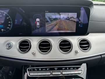 Fahrzeugabbildung Mercedes-Benz E 300 E Limousine AMG Line HeadUp Memory LED