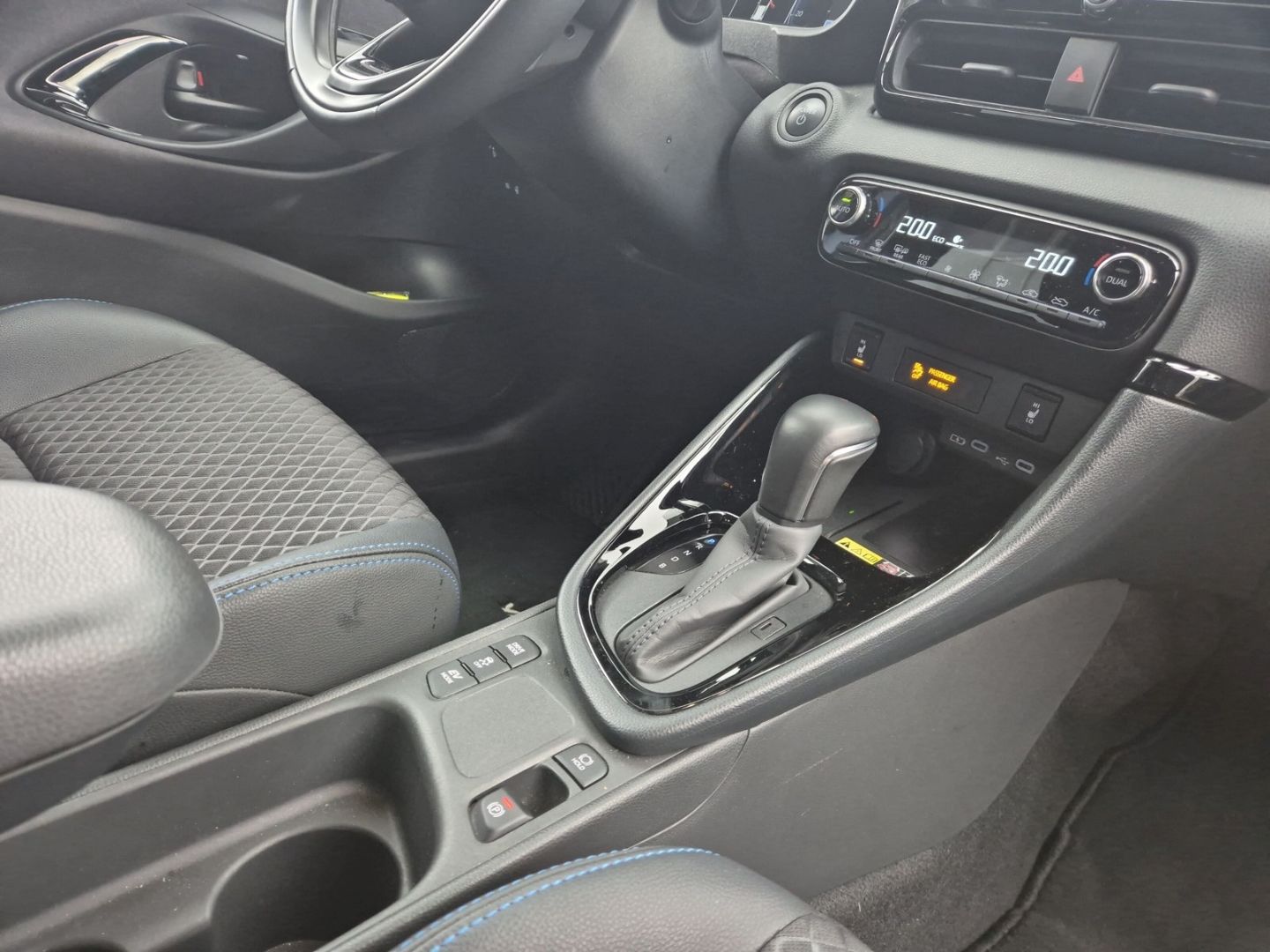 Fahrzeugabbildung Toyota Yaris Hybrid Premiere Edition 1.5 Dual-VVT-iE EU