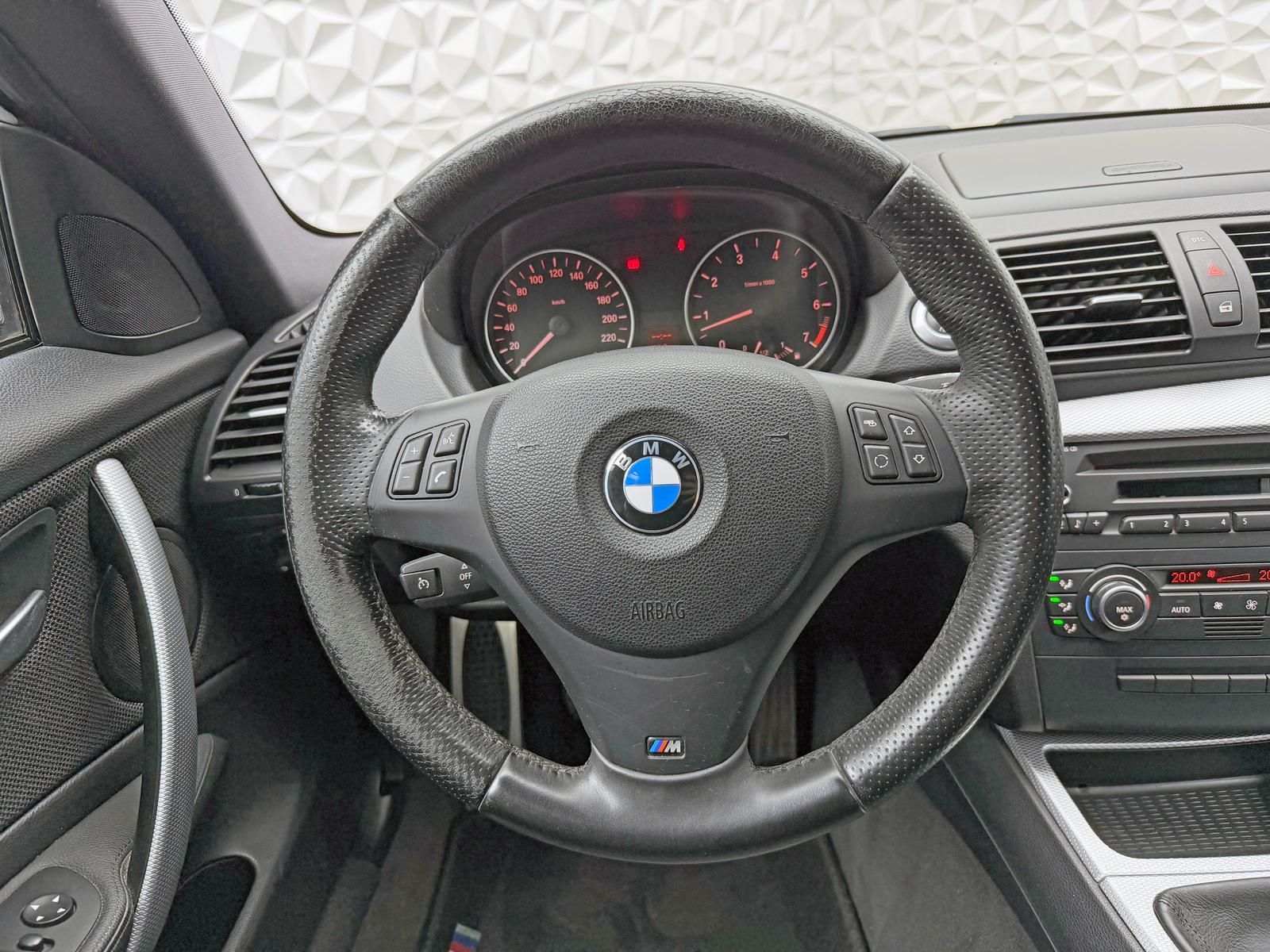 Fahrzeugabbildung BMW 118i M-PAKET/PDC/PANO/KLIMA/SCHECKHEFT/XENON/TFL