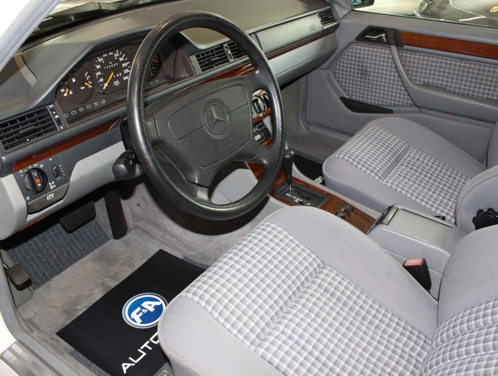 Fahrzeugabbildung Mercedes-Benz E 220 2.Hand+Klima+126Tkm+Top Zustand