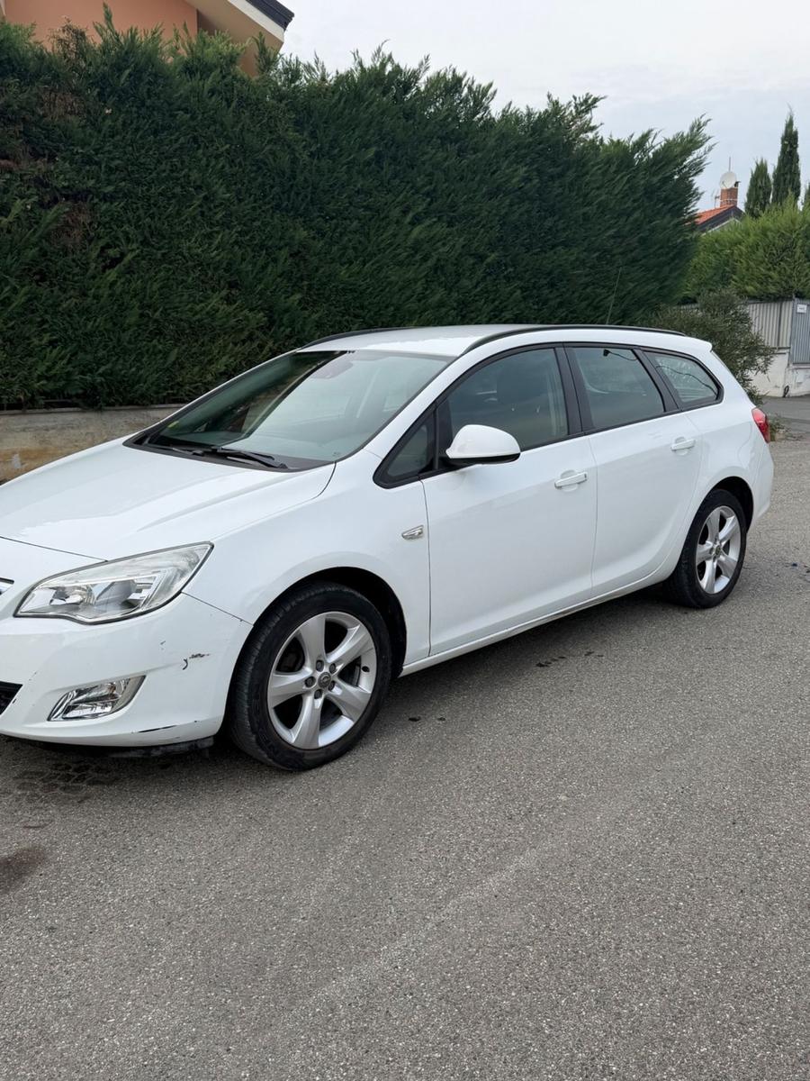Opel Astra 2011 — вигляд ззаду