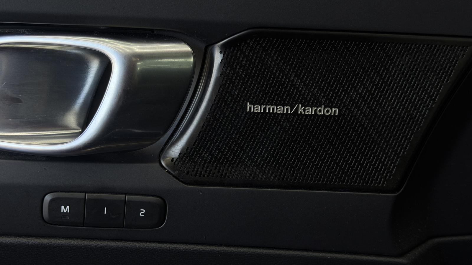 Volvo XC40 R Design 2WD*PANO*KAMERA*HARMAN-KARDON*LANE