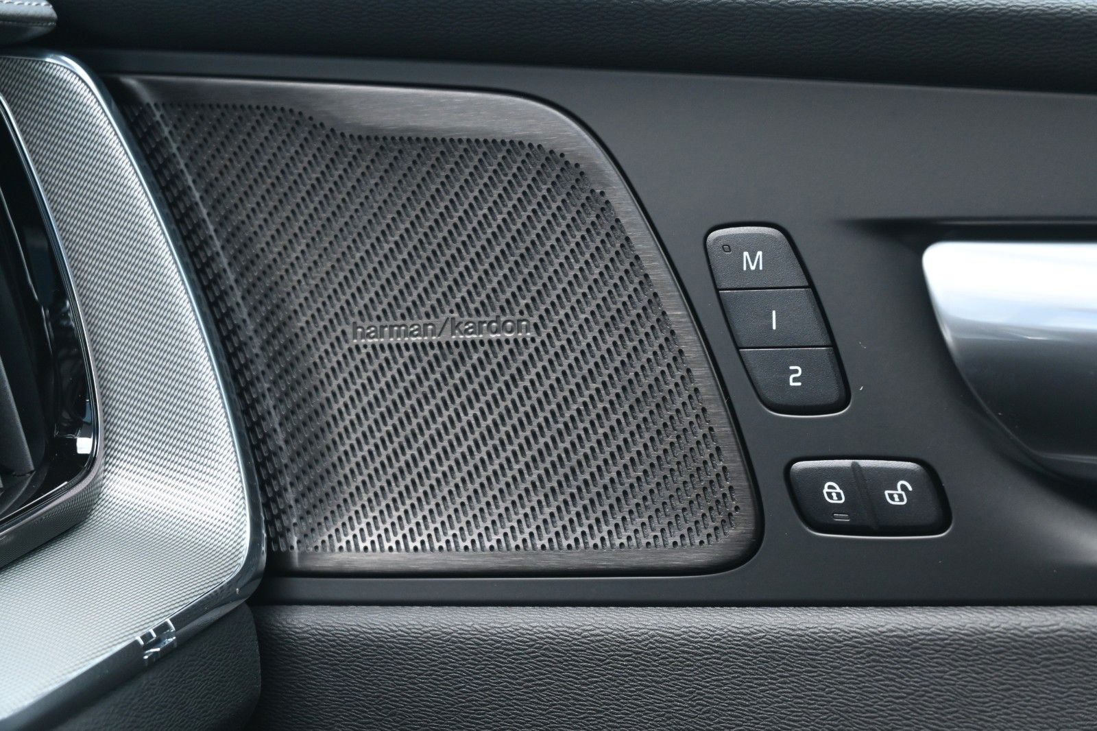 Fahrzeugabbildung Volvo XC60 B5B AWD Ultra Dark*360°*H/K*AHK*HUD*ACC