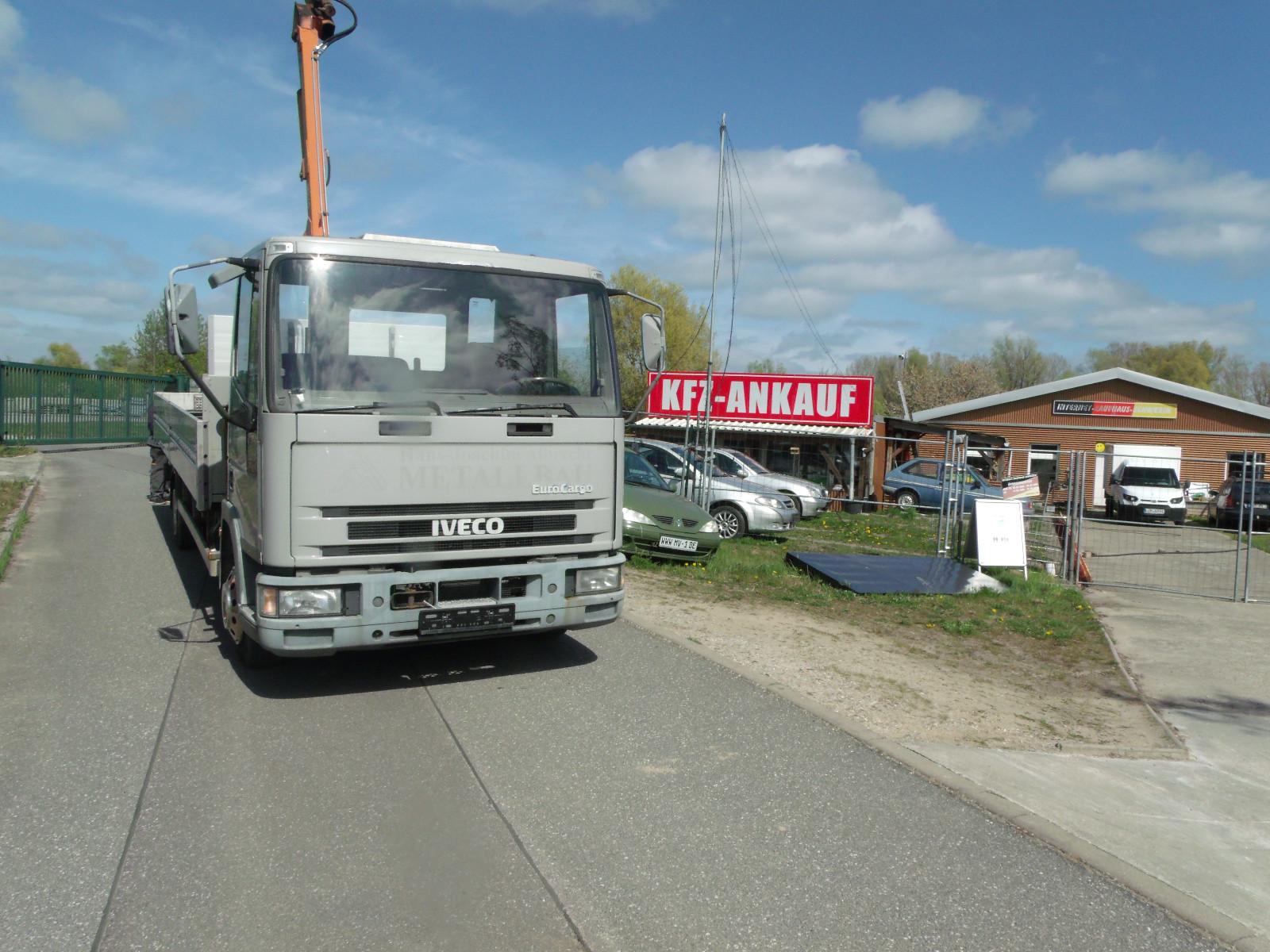 Iveco 80E15 EuroCargo Pritsche (6m) lang mit Kran