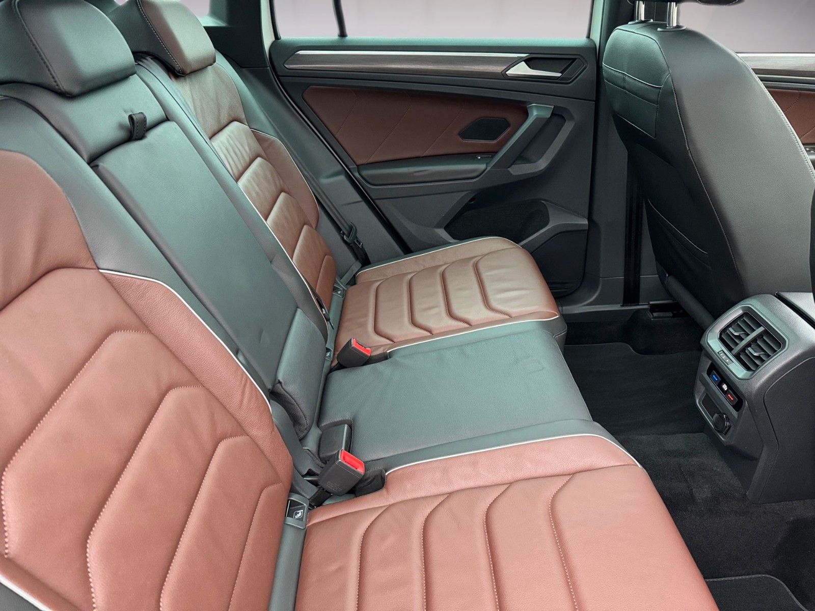 Fahrzeugabbildung Volkswagen Tiguan Elegance 4Motion 2.0 TDI