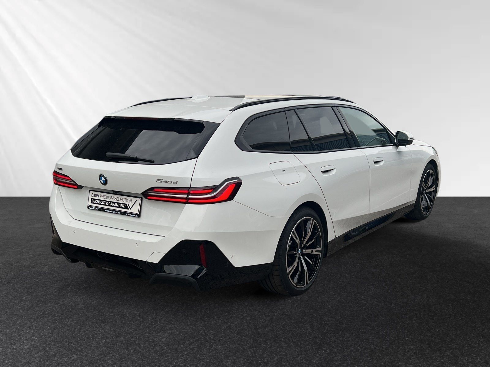 BMW 540d xDrive Touring M Sport AHK Pano 20 LMR B&W foto 3