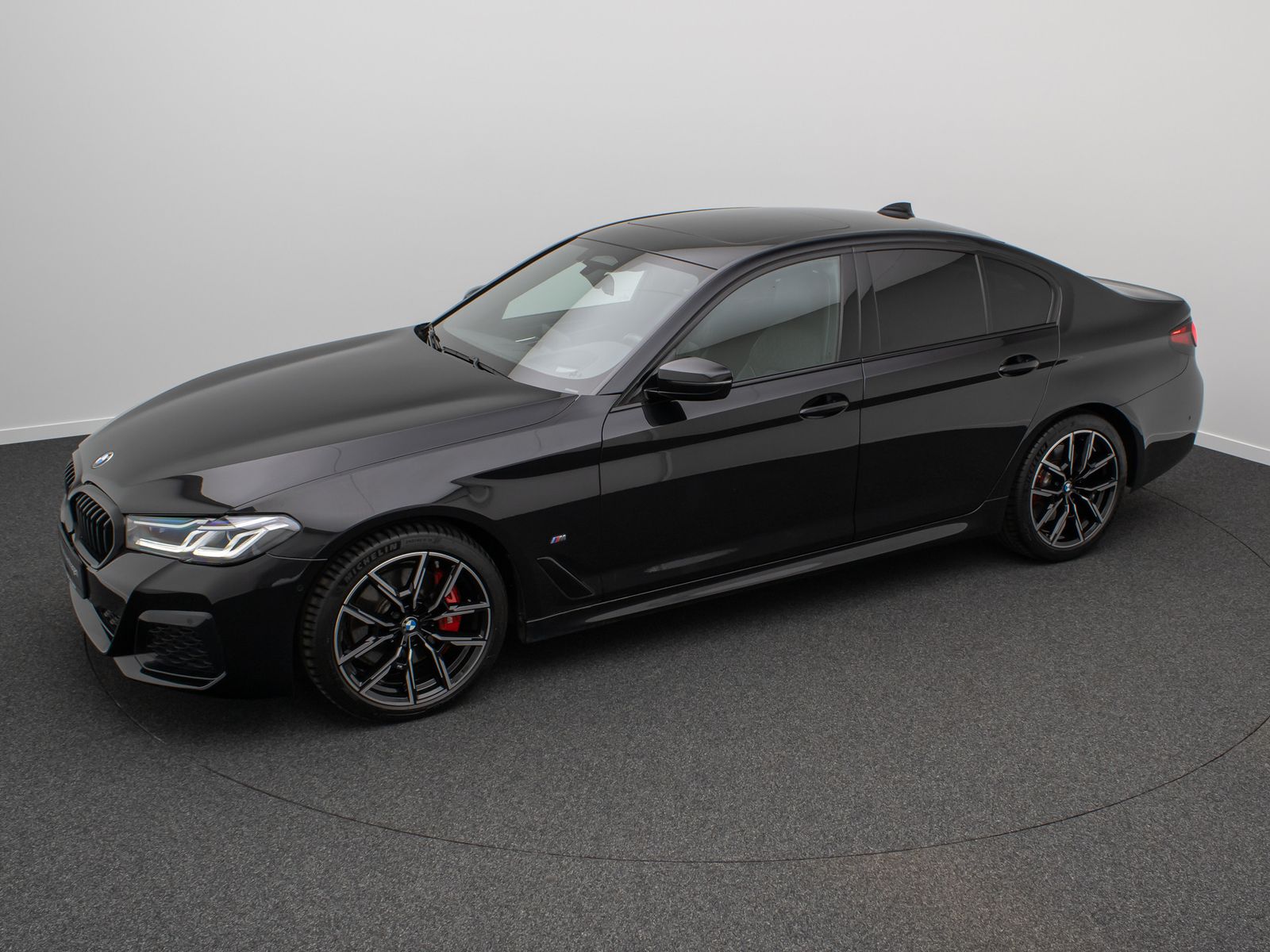 Fahrzeugabbildung BMW 530i M Sport Glasdach Kamera Laser HUD DAB H/K
