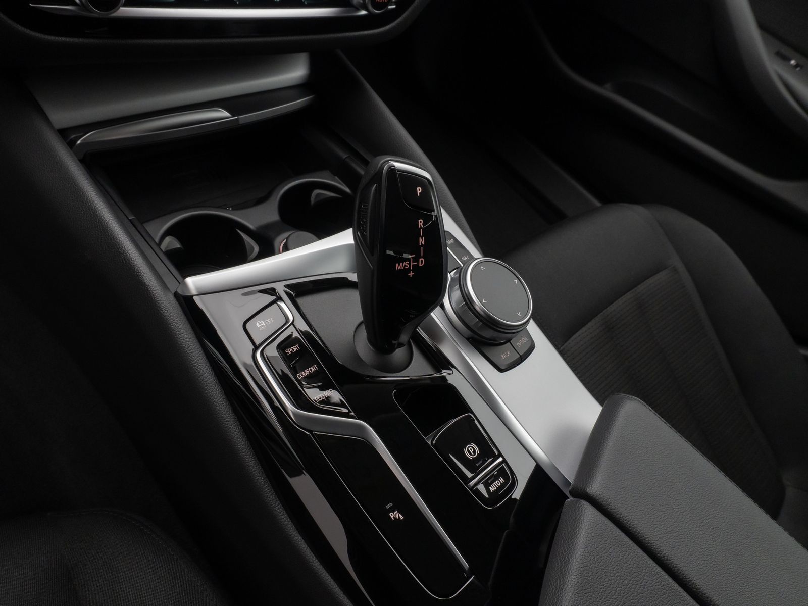 Fahrzeugabbildung BMW 520d Kamera HUD DAB 4xKlima DrivingAssist Alarm