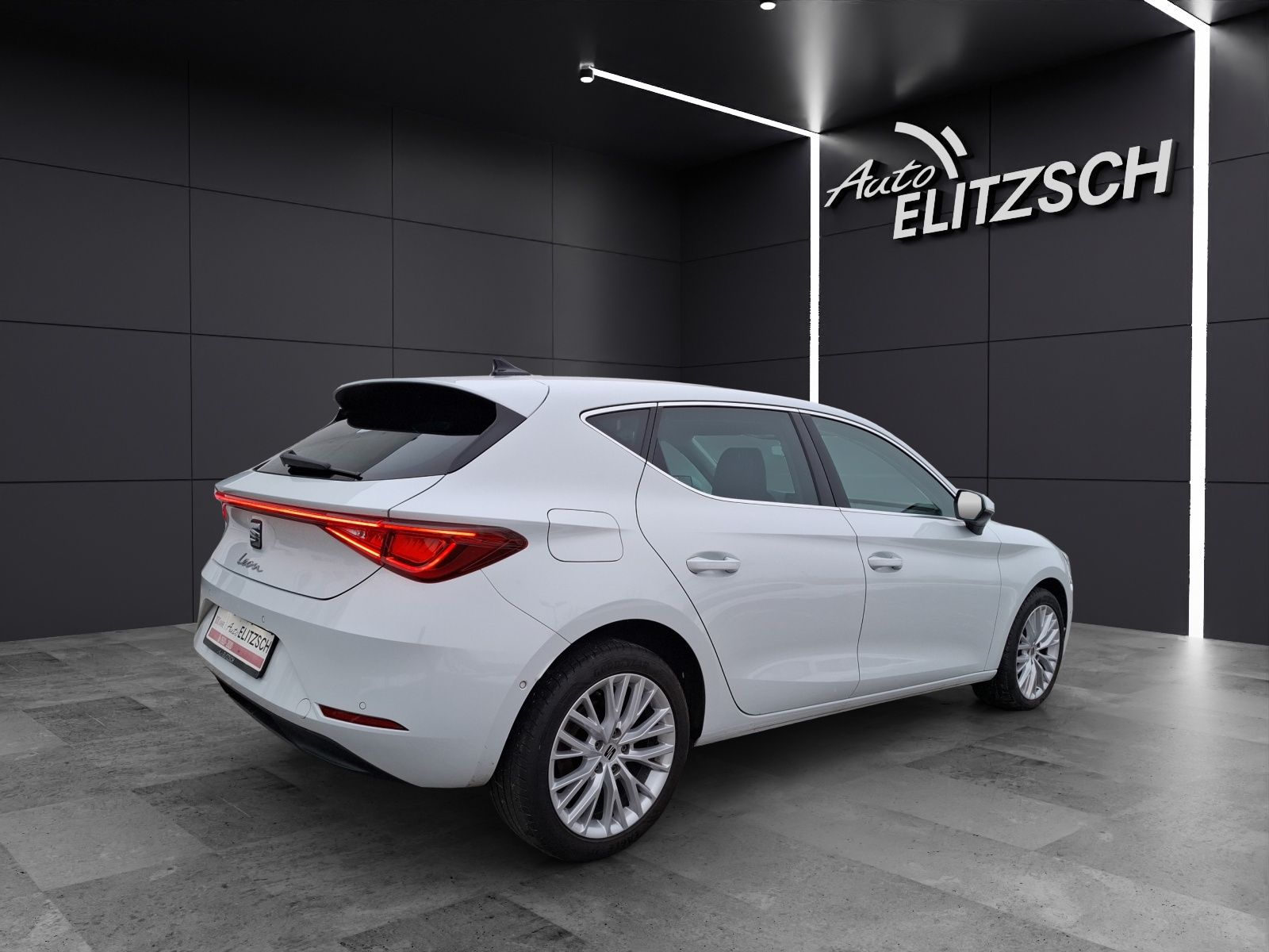 Fahrzeugabbildung SEAT Leon TSI Xcellence DSG LED AHK Navi ACC Park-Aas