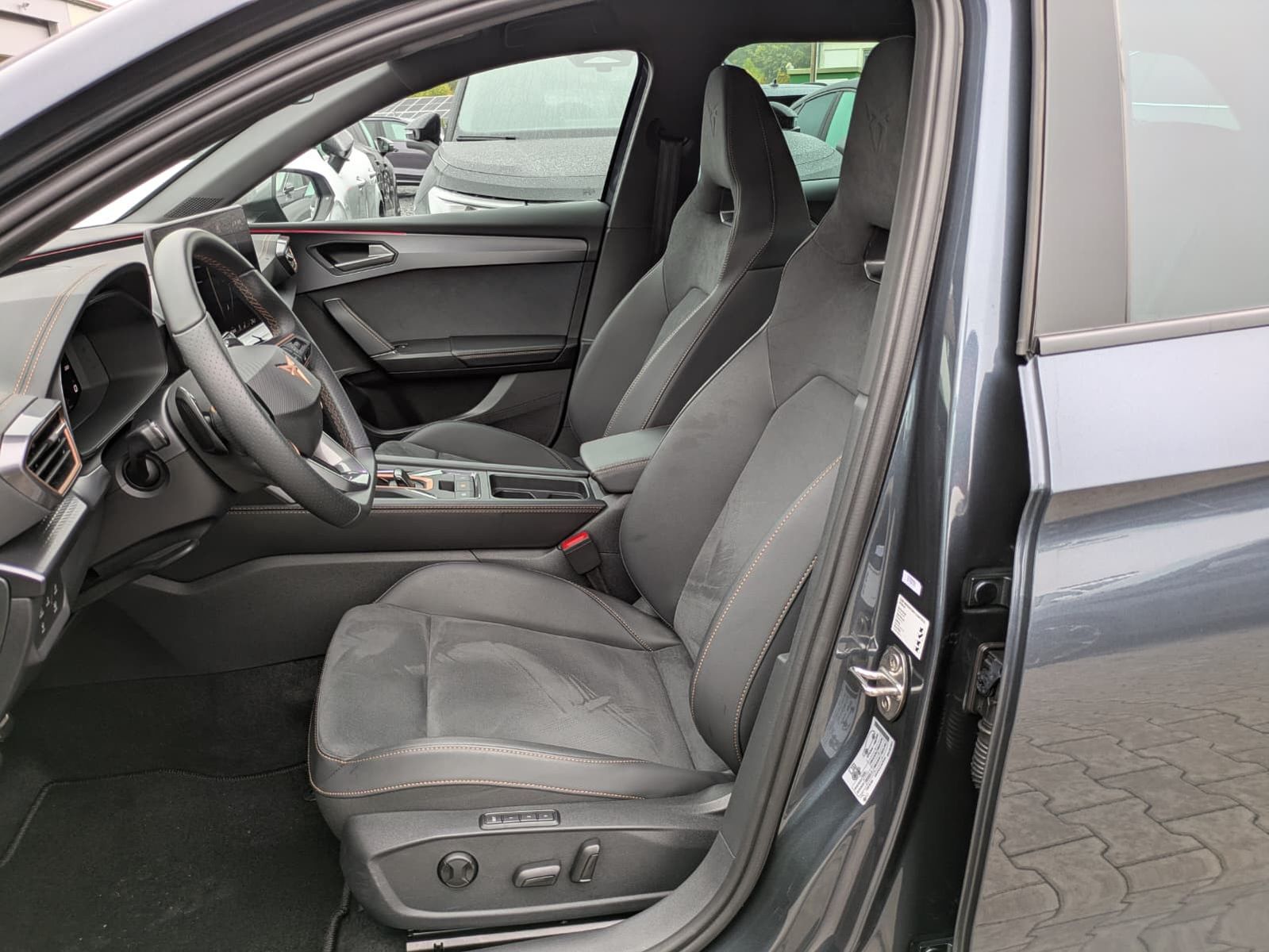 Fahrzeugabbildung CUPRA Leon 1.5 eTSI EDGE MATRIX*ACC*KAM*18"5JGARANTIE