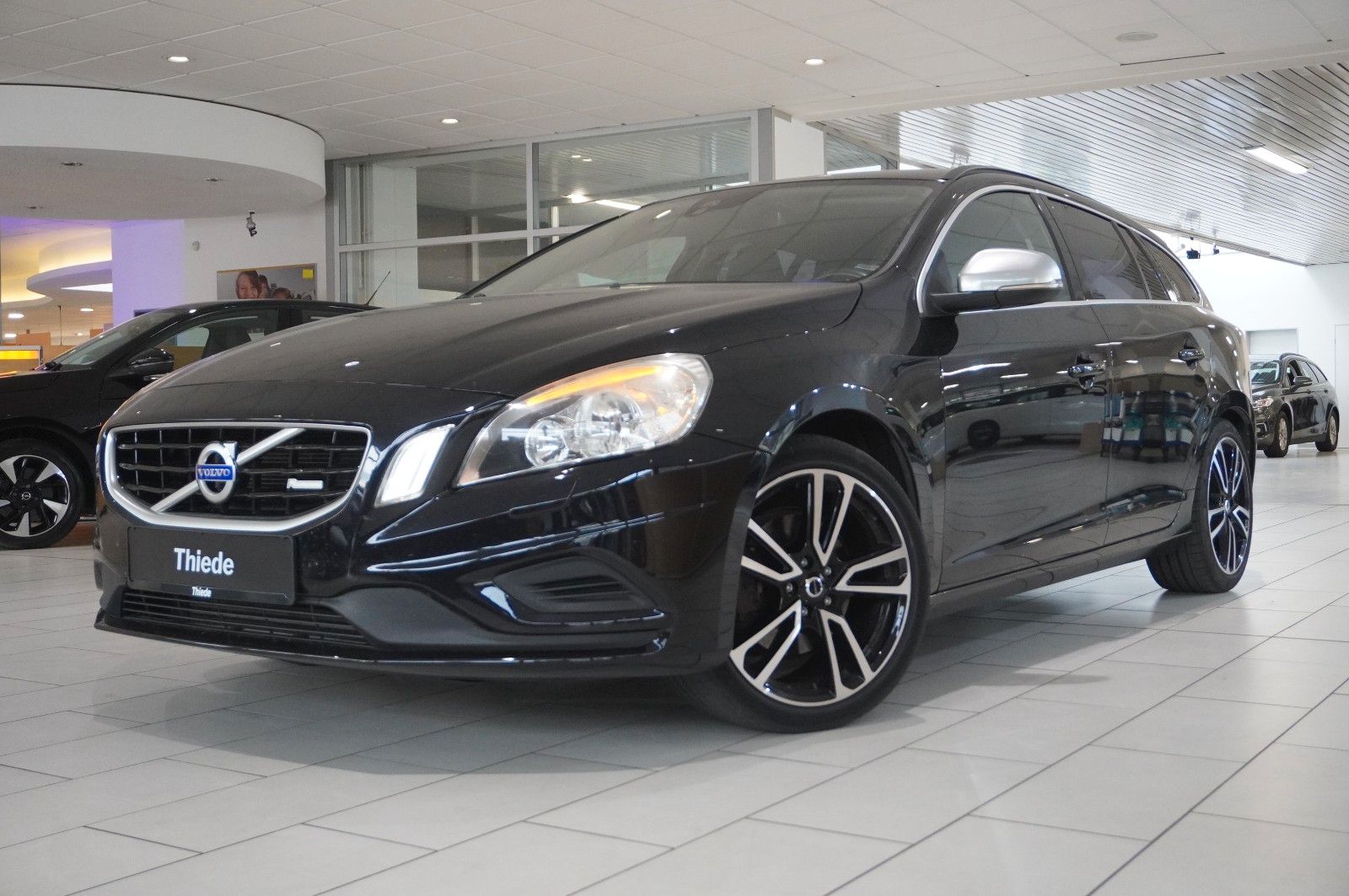 Fahrzeugabbildung Volvo V60 Kombi D4 R-DESIGN NAVI/LED/SHZPDC/AHK