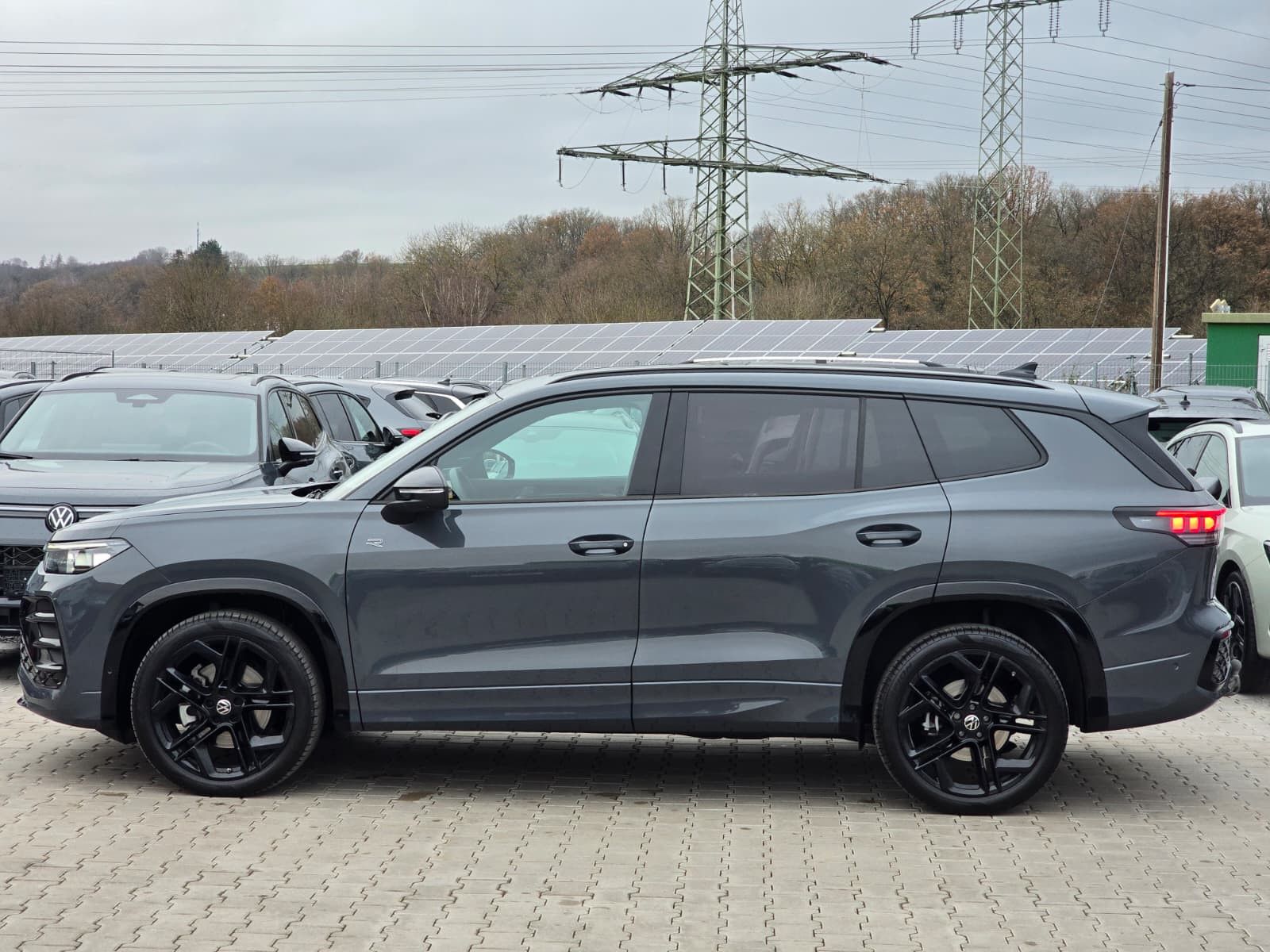 Fahrzeugabbildung Volkswagen Tayron 2.0 TDI 4M R-Line BLACK*7Si*MATRIX*PANO