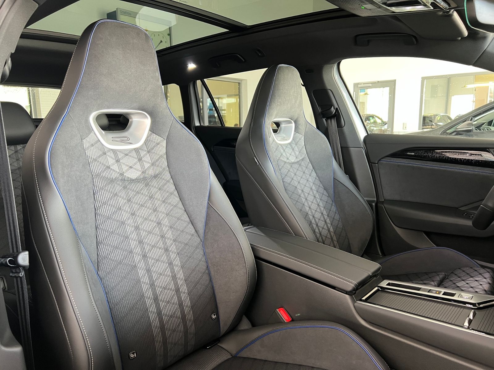 Fahrzeugabbildung Volkswagen Passat R-Line 2.0 TDI DSG 4MOTION *Black Style,P