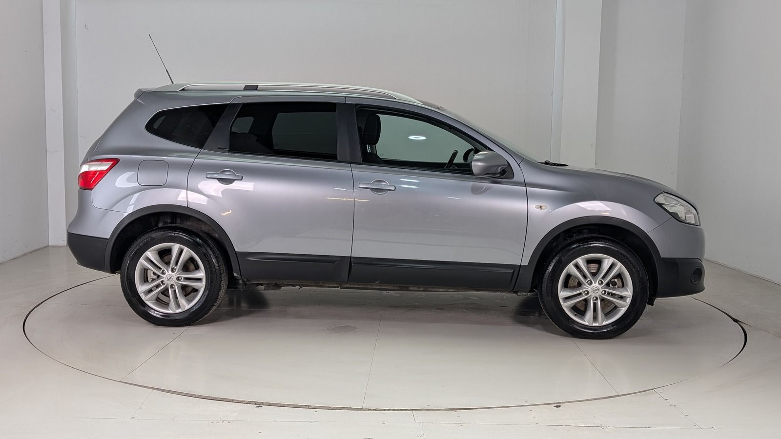 Fahrzeugabbildung Nissan Qashqai+2 2.0i 4x4 * AHK * Navi * Pano Acenta 7-