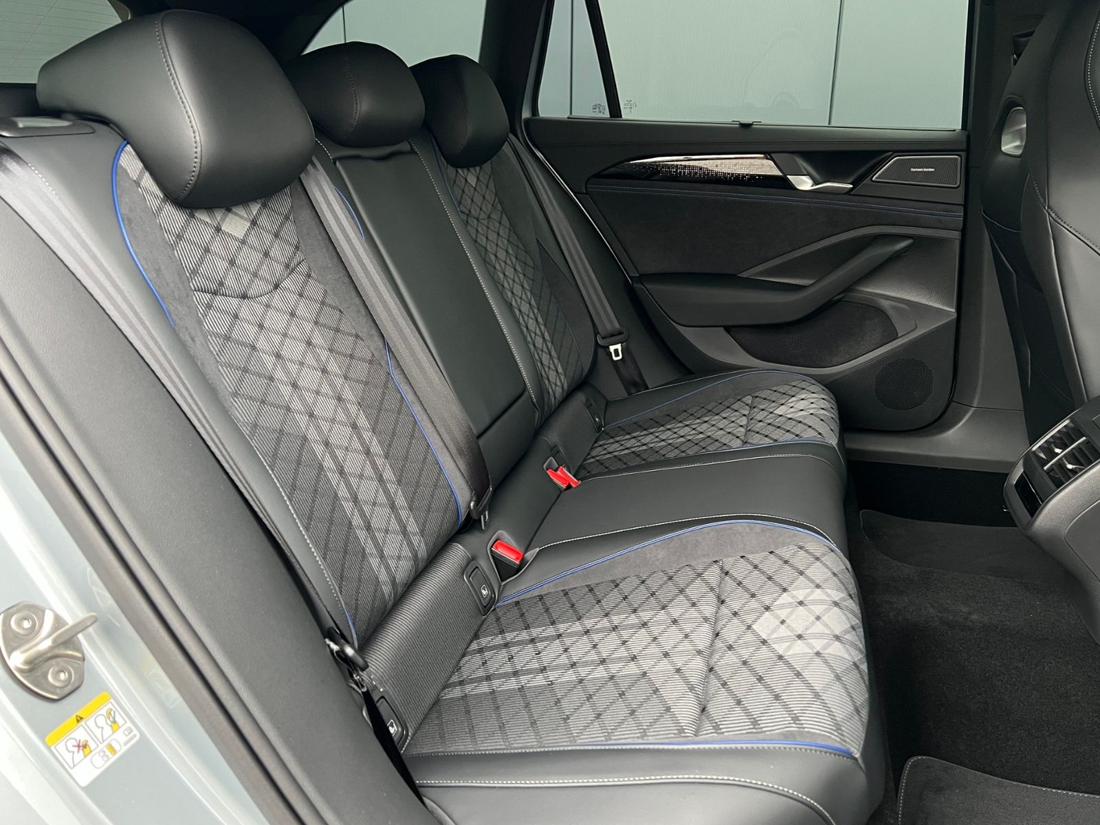 Fahrzeugabbildung Volkswagen Passat Variant R-Line 2.0 TDI DSG 4MOTION *AHK,