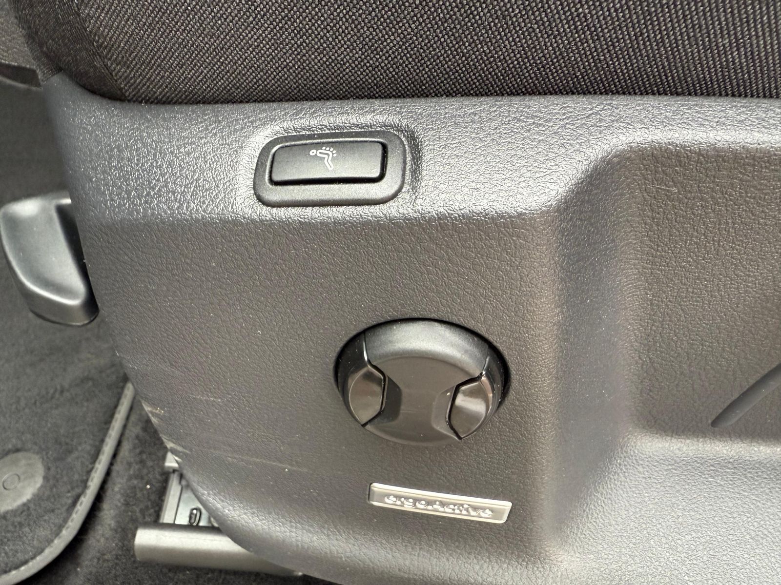 Fahrzeugabbildung Volkswagen Touran 2.0 TDI DSG Comfort LED+NAV+ACC+SHZ+CARPL