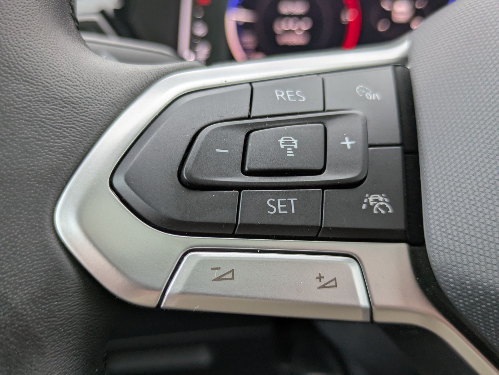 Fahrzeugabbildung Volkswagen Touran 2.0 DSG R-Line High BLACK Pano 7Si IQ AHK