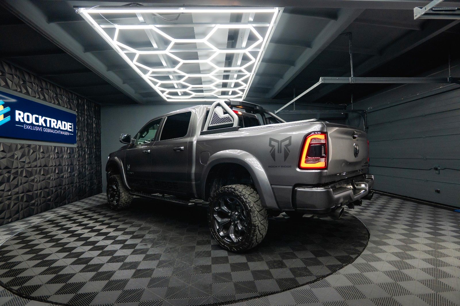 Fahrzeugabbildung Dodge RAM 5.7 V8 HEMI 4x4 ROCKY RIDGE OFFROAD Pano 19%