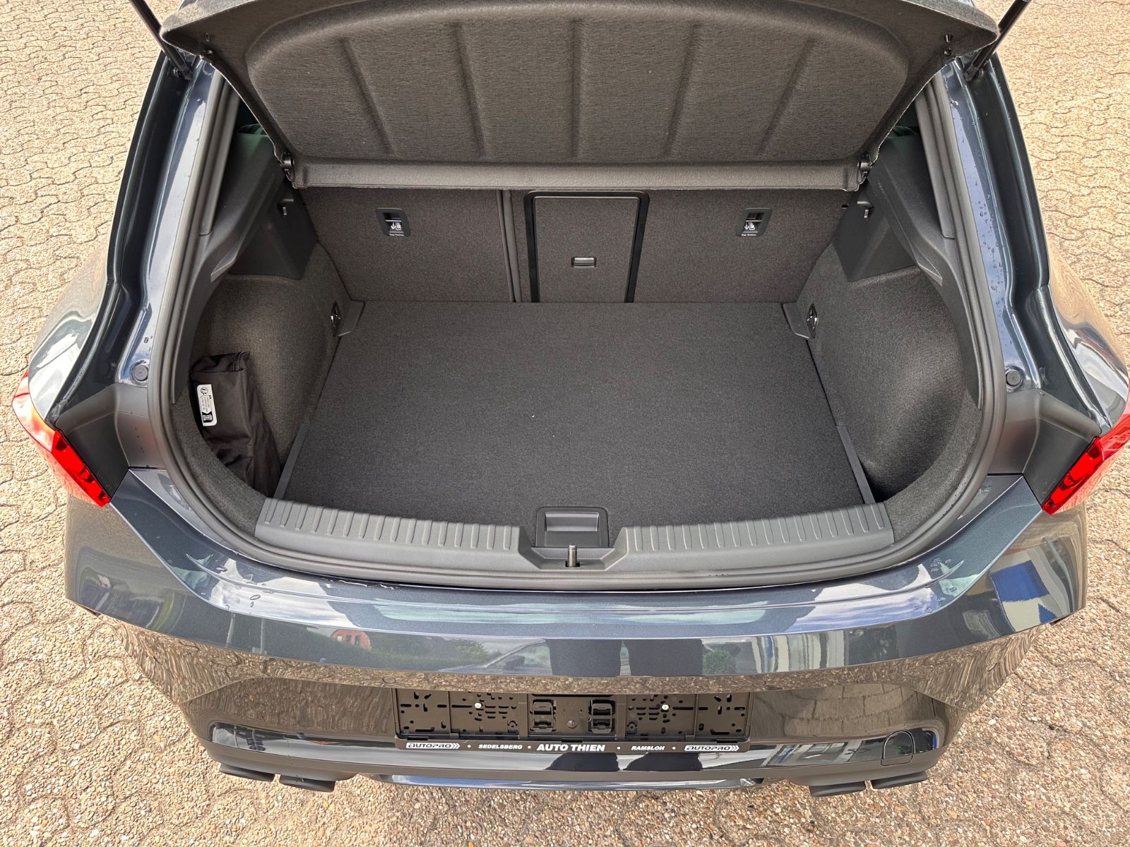 Fahrzeugabbildung CUPRA Leon VZ 2.0 TSI Pano/ACC/APP/LED/RFK/PDC/SHZG