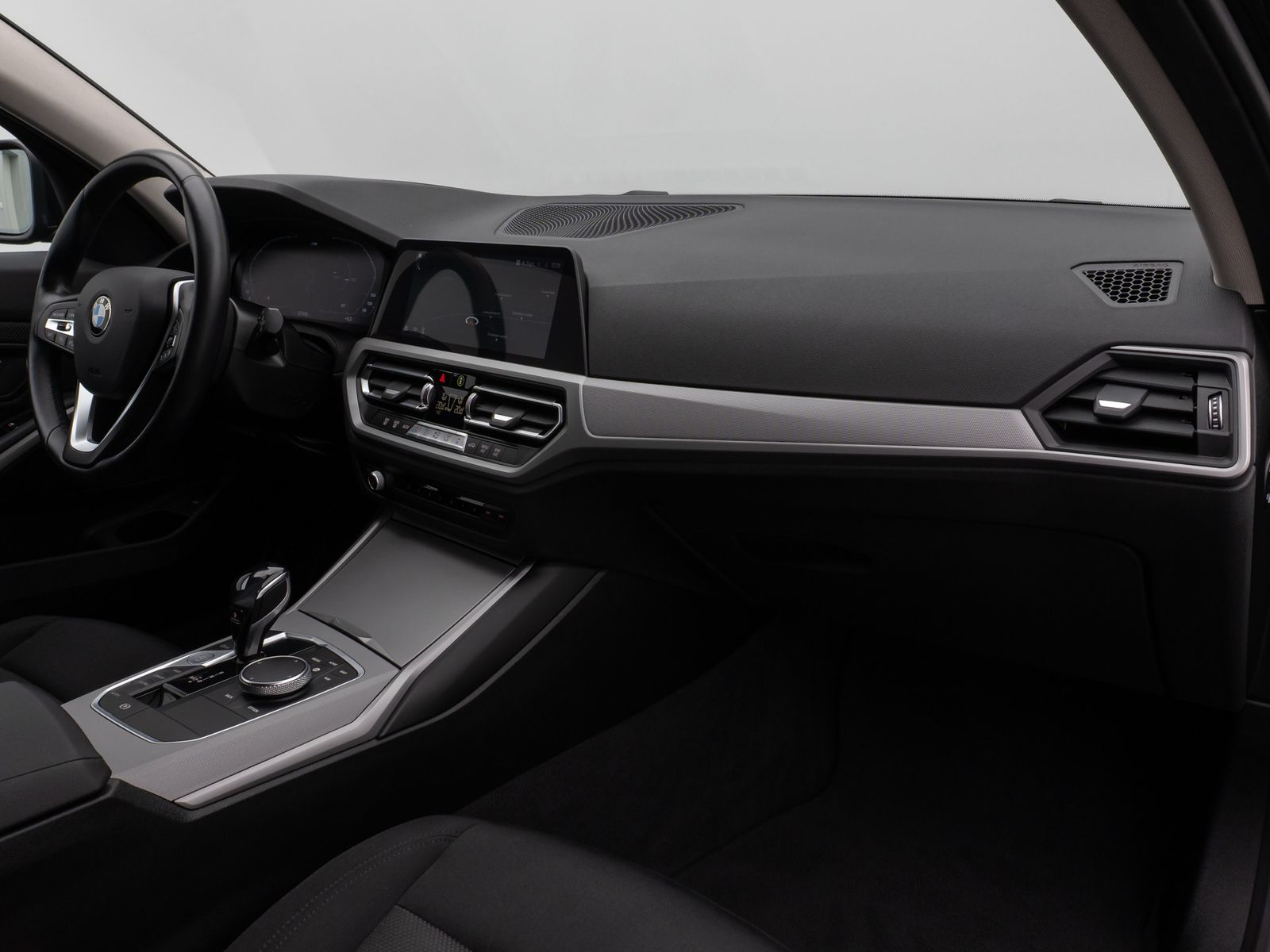 Fahrzeugabbildung BMW 330i HUD DAB CockPitPro DrivAssist PDC LED Alarm