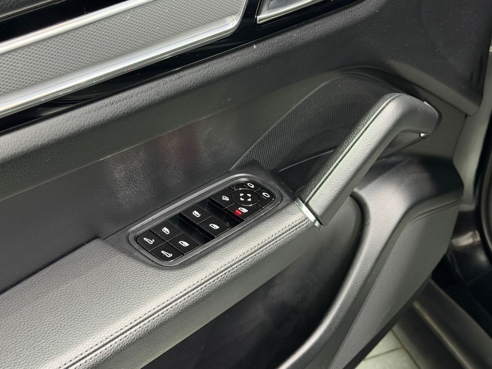 Fahrzeugabbildung Porsche Cayenne Coupe Basis |LED|LUFT|STDHZ