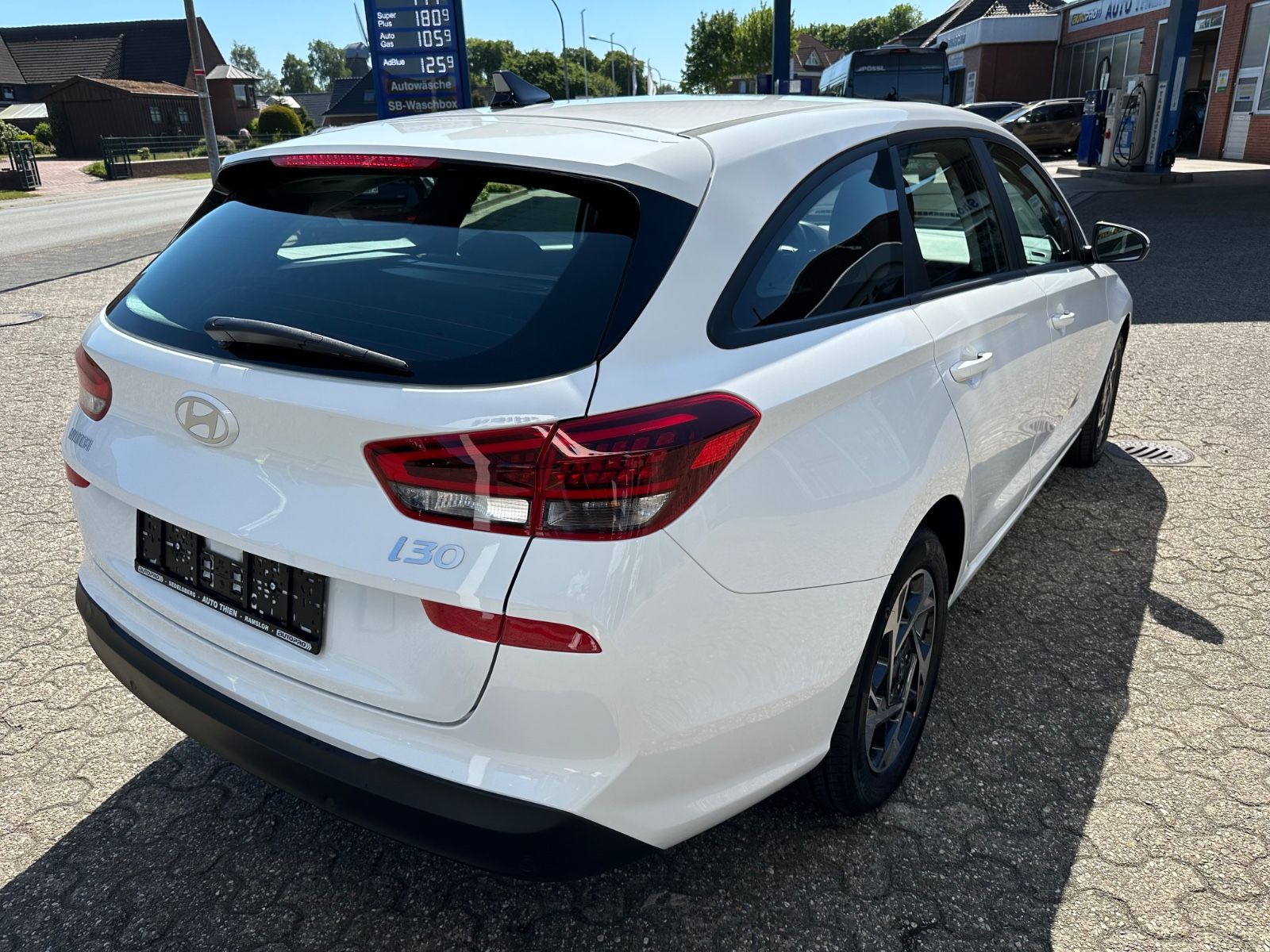 Fahrzeugabbildung Hyundai i30 Kombi 1.0 T-GDI DCT Comfort Navi/GRA/Shzg