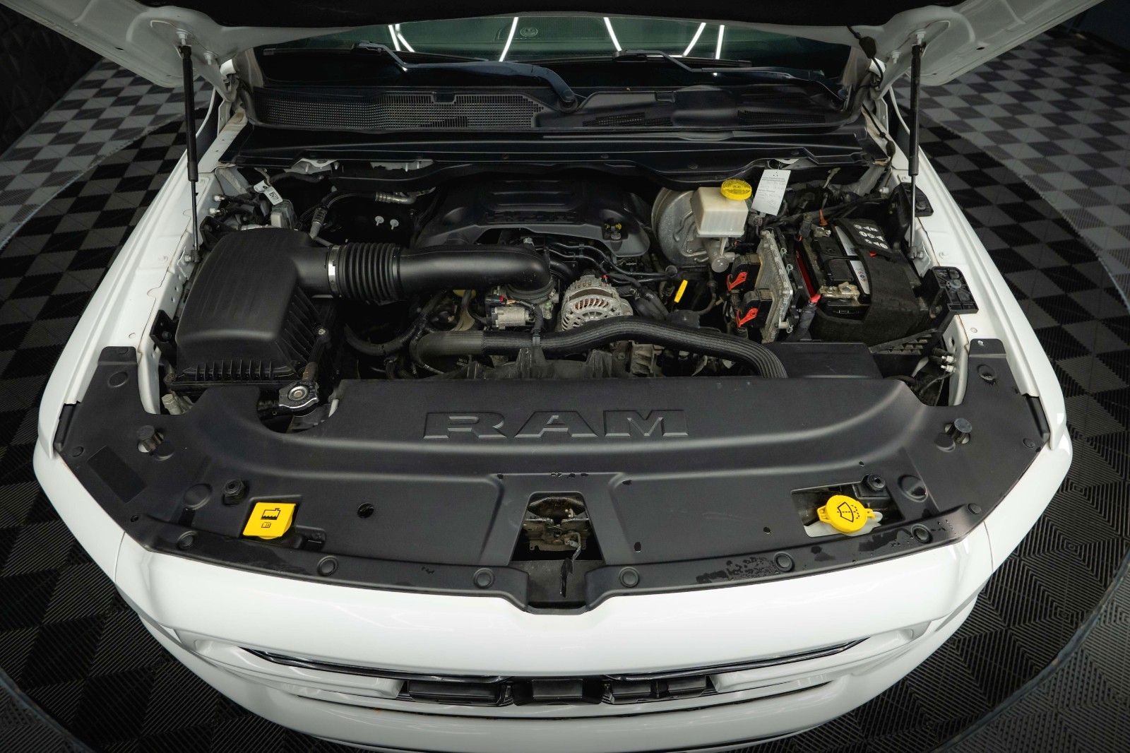 Fahrzeugabbildung Dodge RAM 5.7 V8 HEMI 4x4 OFFROAD Night-Paket *PANO*