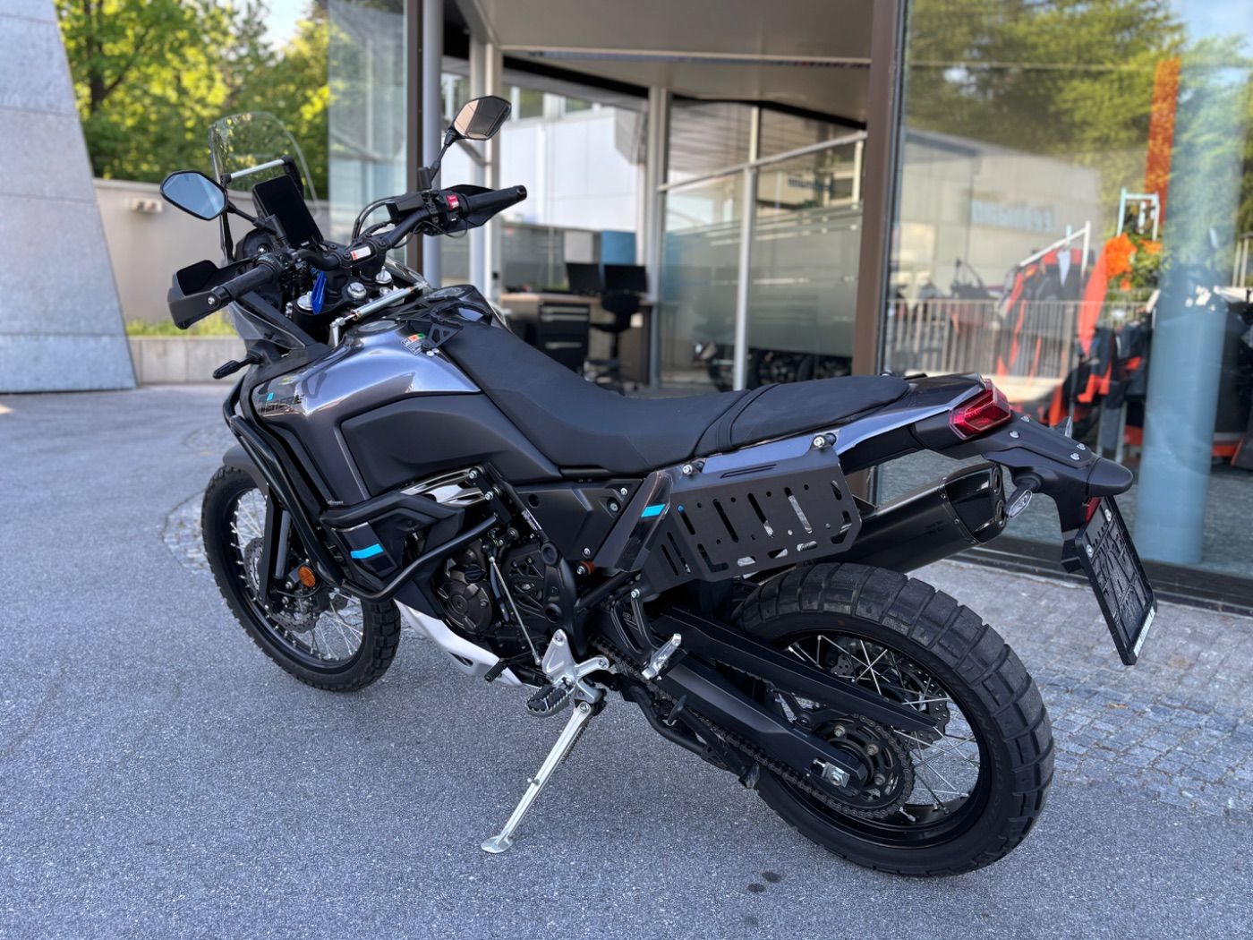 Fahrzeugabbildung Yamaha XTZ 700 Tenere World Raid Modell 2024 Akrapovic