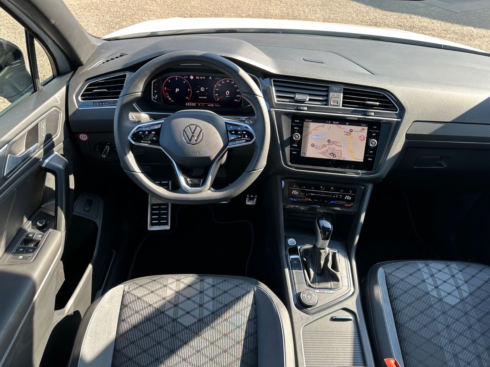 Fahrzeugabbildung Volkswagen Tiguan Allspace 2.0 TDI 4M R-Line Pano/AHK/7-Sit