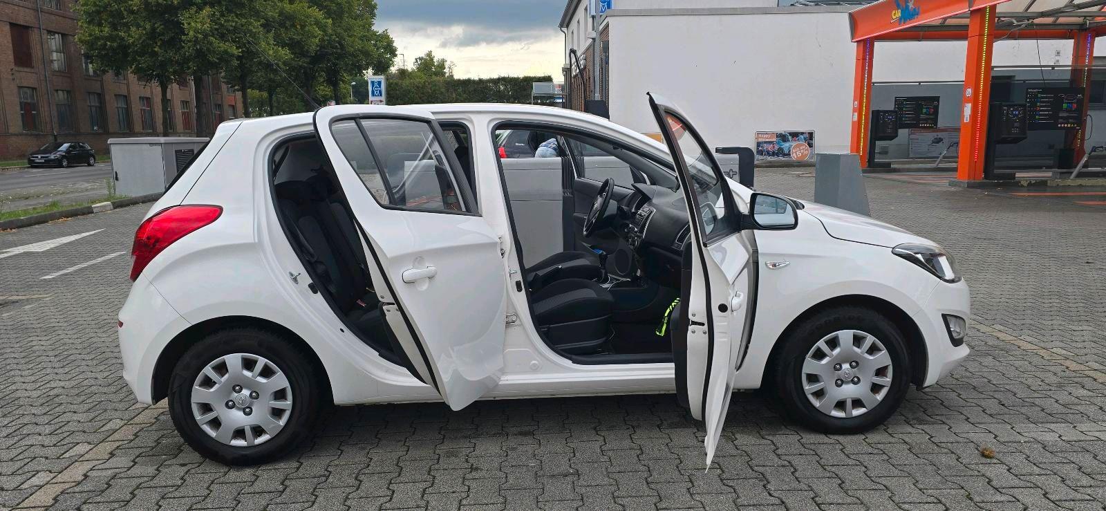 Hyundai i20 2012 — interior