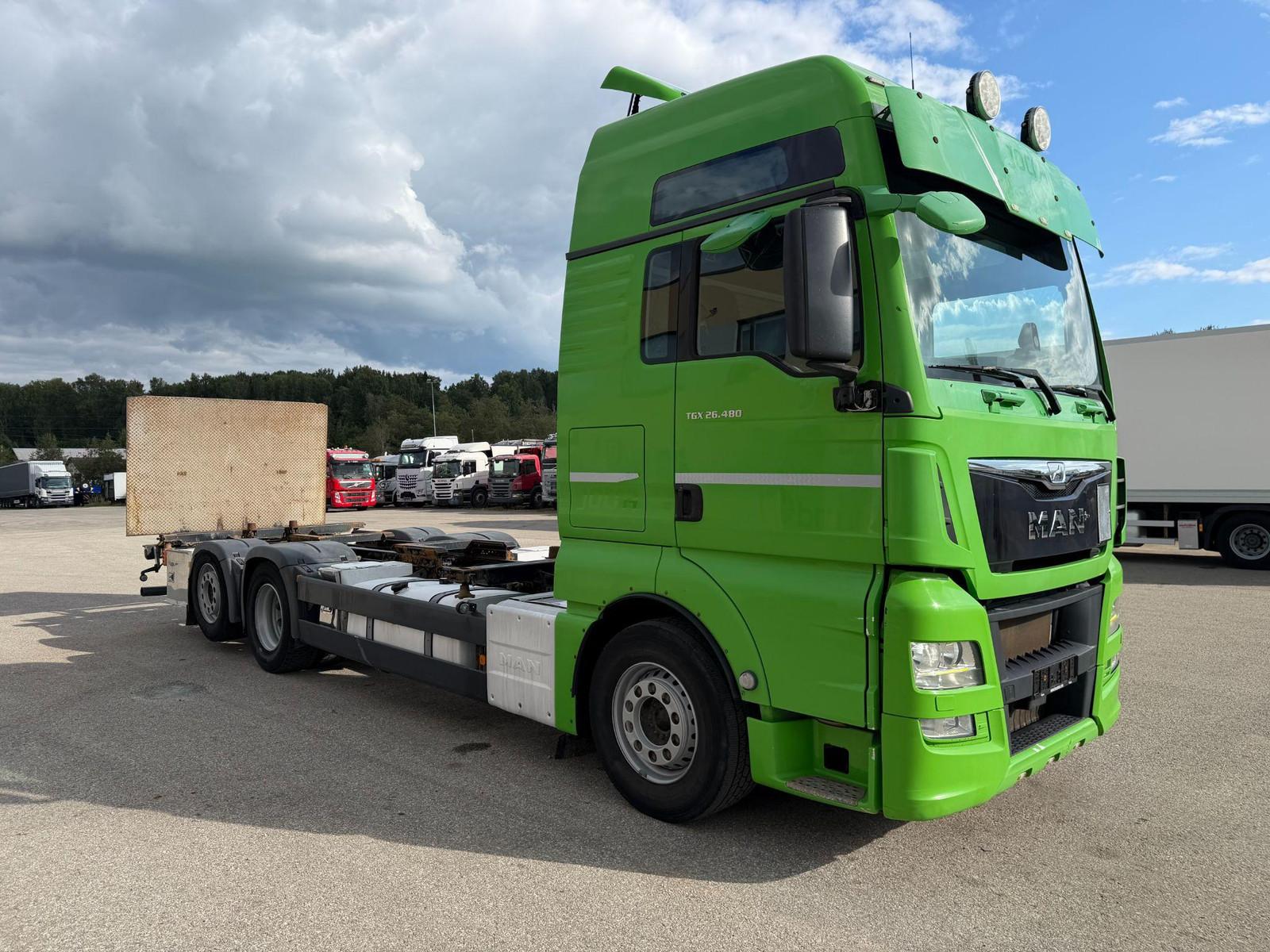 MAN TGX 26.480 6X2*4 EURO6 + RETARDER + BDF 20FT