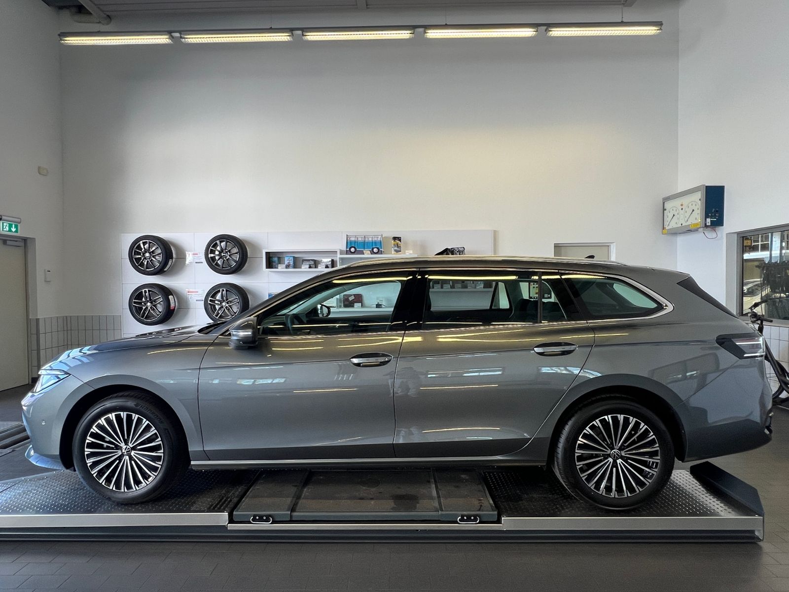Fahrzeugabbildung Volkswagen Passat Variant Elegance 1.5 eTSI DSG *IQ.Light,