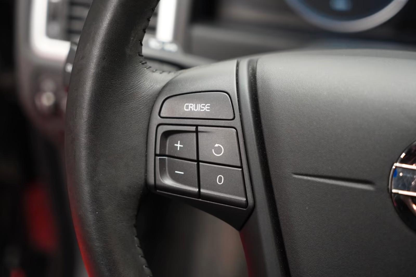 VOLVO V70 1.6D 114 CH KINETIC - 1ERE MAIN - TOIT OUVRANT - GPS - SIEGES CHAUFFANTS - 38 520 KM