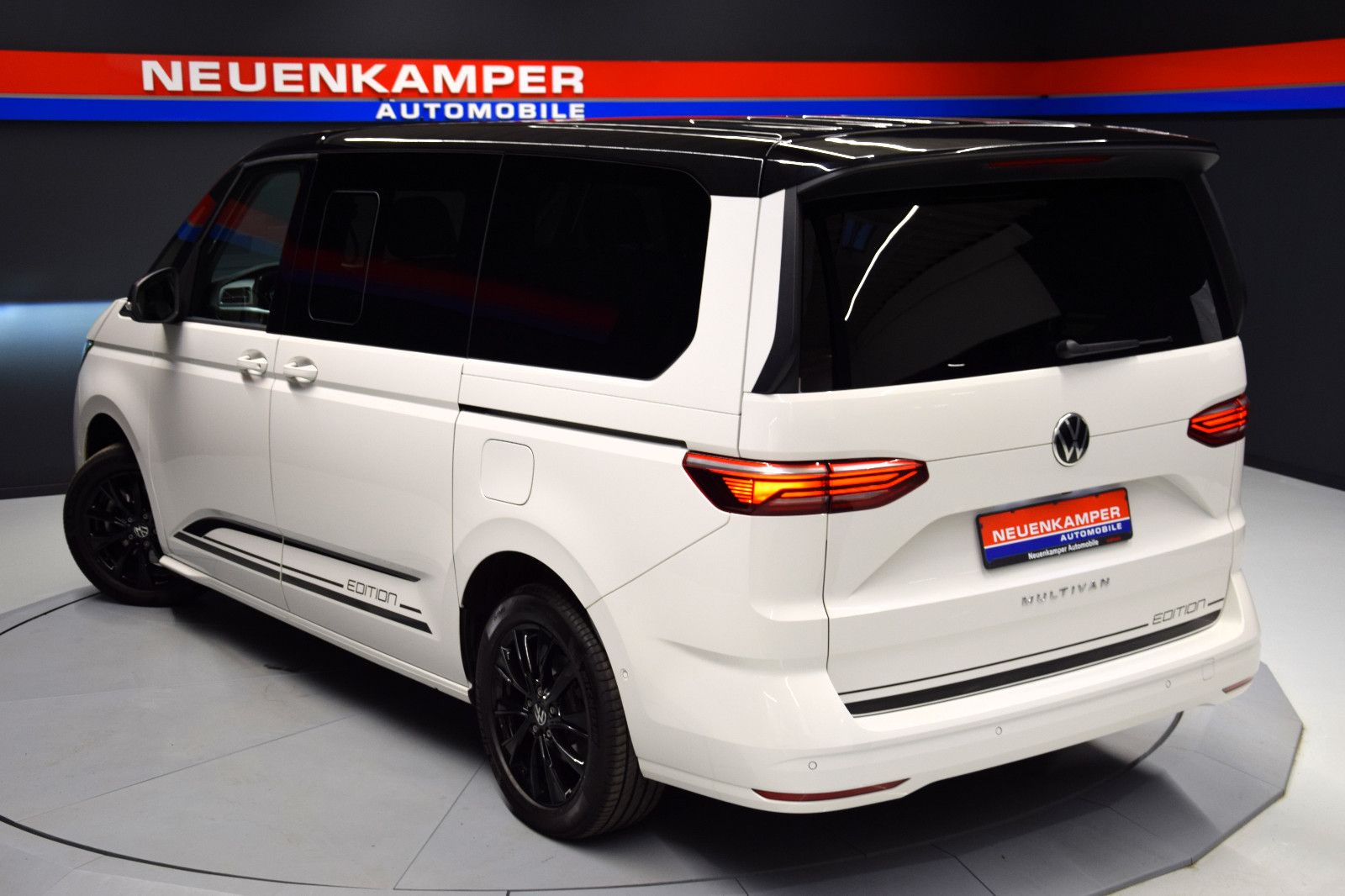 Fahrzeugabbildung Volkswagen T7 Multivan Edition lang Pano StandH. HeadUp ACC