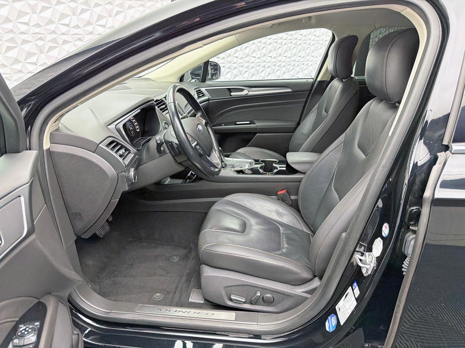 Fahrzeugabbildung Ford MONDEO TURNIER 2.0 ECOBOOST/TITANIUM/PANO/KEYLES