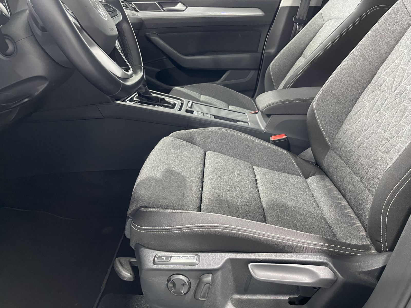 Fahrzeugabbildung Volkswagen Passat Variant Business 2.0 TDI*LED*AHK*ACC*Cam*