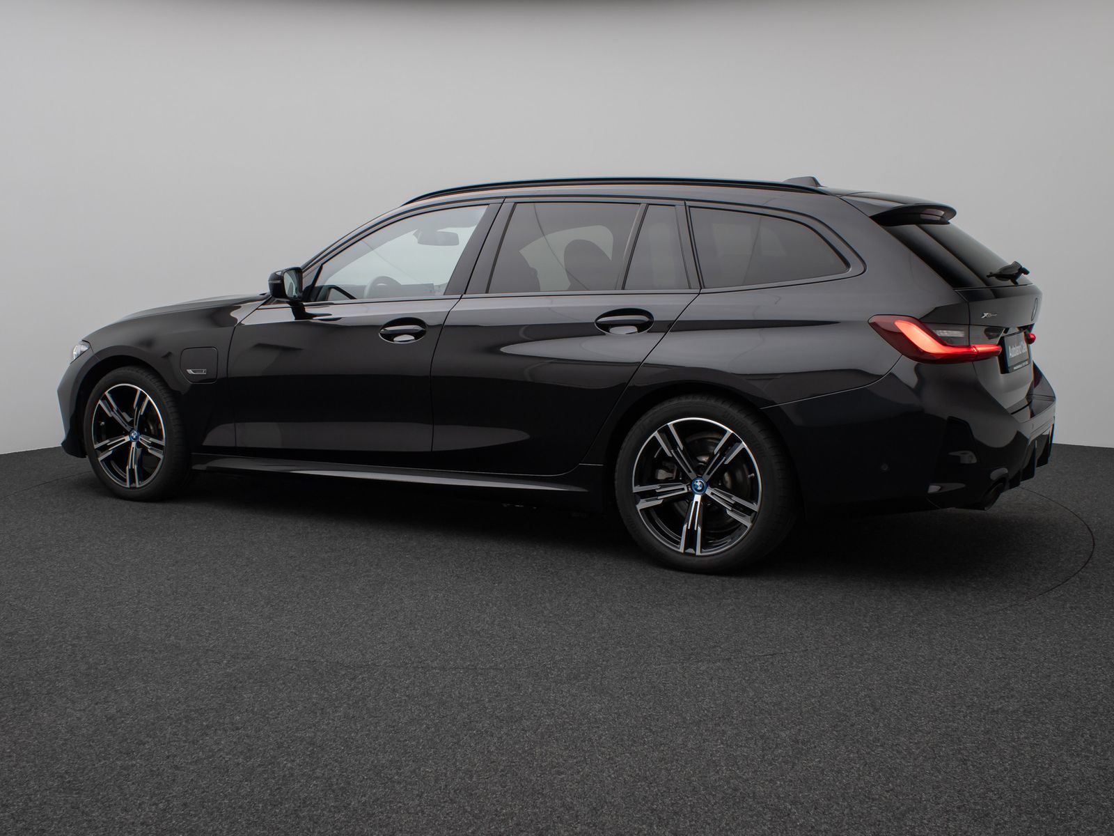 Fahrzeugabbildung BMW 330e xD MSport Kamera HUD DAB H/K Komfort 18Zoll