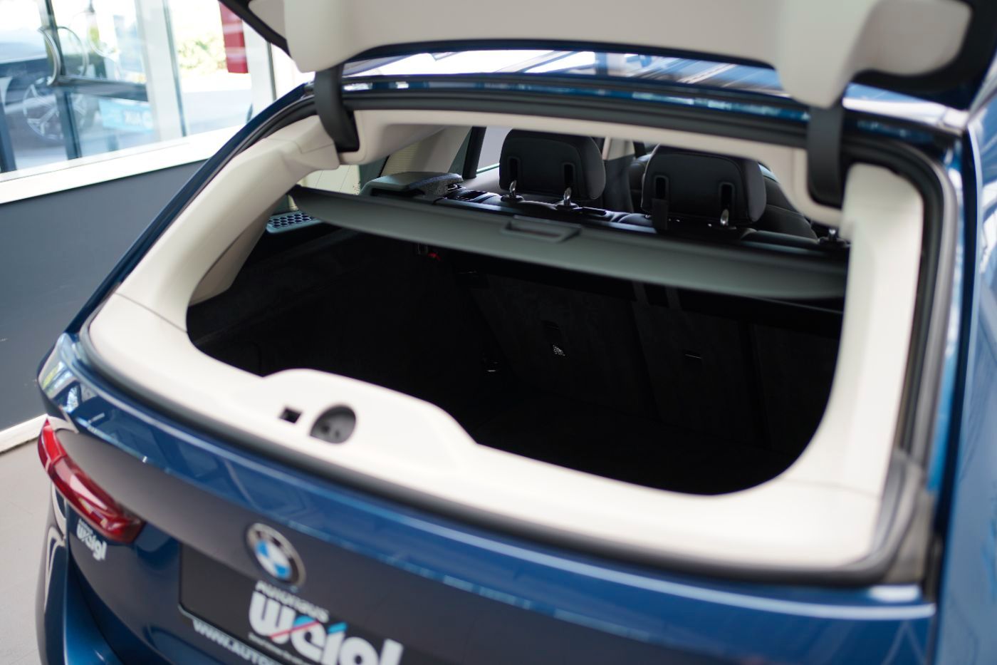 Fahrzeugabbildung BMW 330i Advantage +AHK+Glasdach+Head Up+Laserlicht+