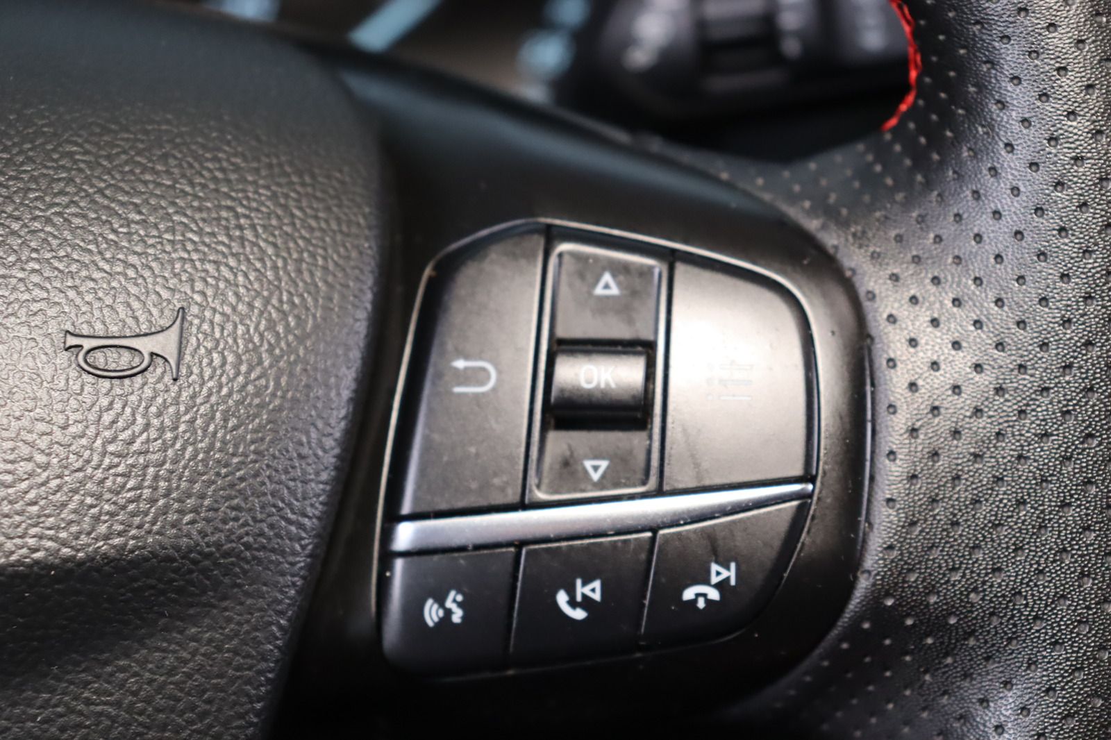 Fahrzeugabbildung Ford Focus St-Line * LED * Keyless * Navi * RFK
