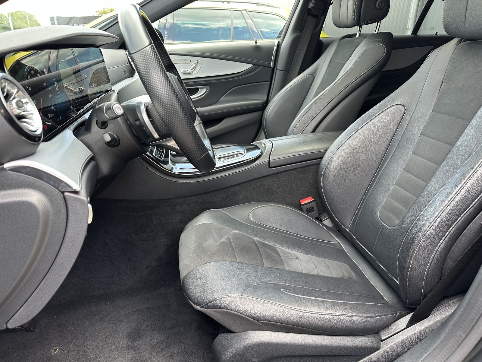 Fahrzeugabbildung Mercedes-Benz CLS 400d 4M AMG-Line NAV+LED+PANO+20ZO+BURMESTER