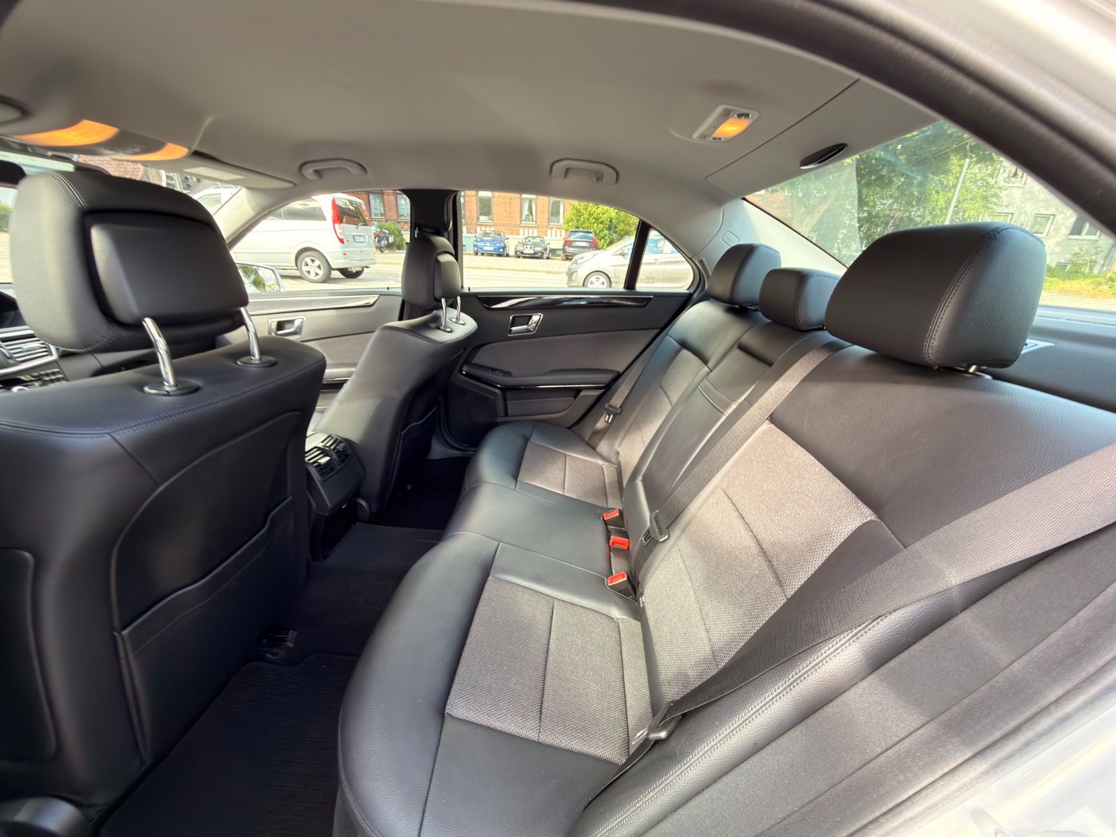 E 220 *Xenon*Klimatr.*Sitzhz*PDC*Navi*S.W*ALU*