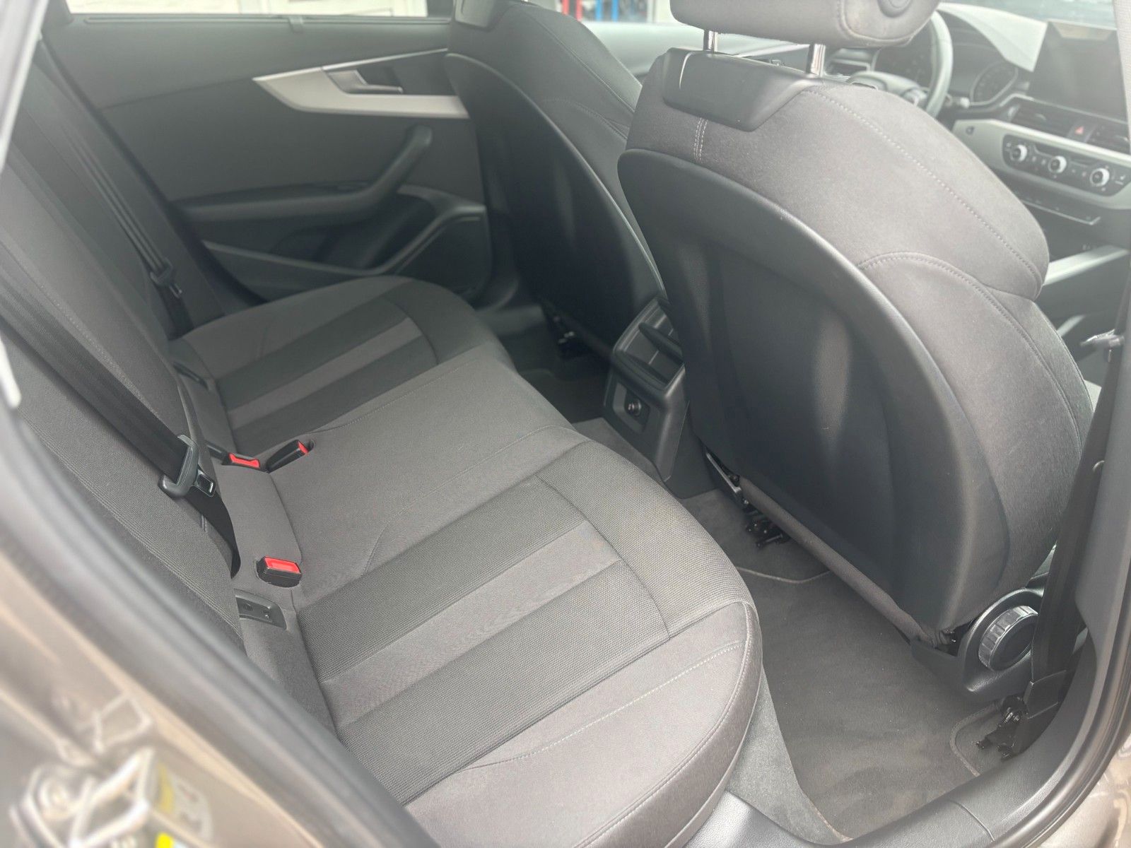 Fahrzeugabbildung Audi A4 Avant 40 TFSI quattro basis