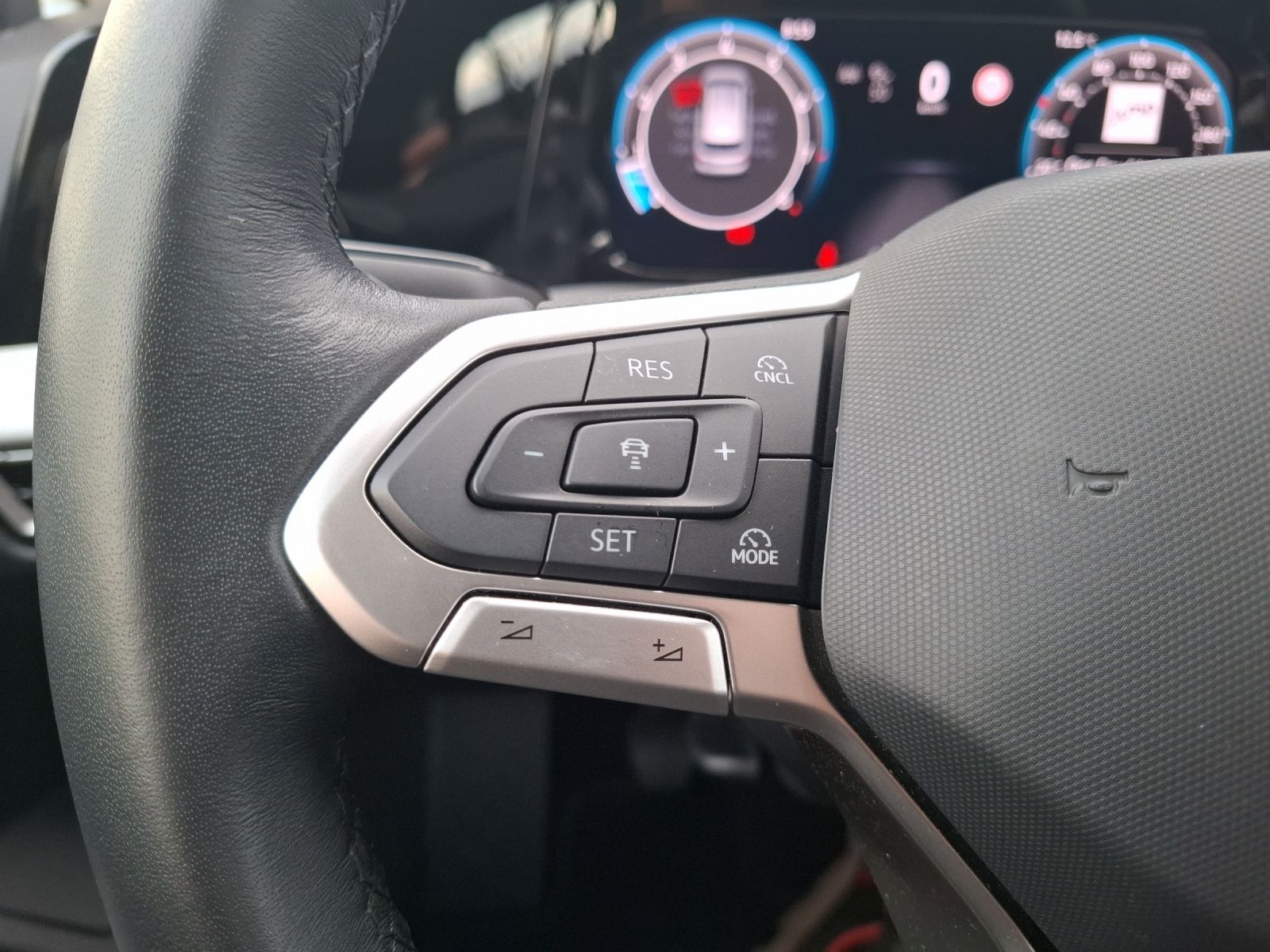 Fahrzeugabbildung Volkswagen Golf VIII Variant TSI Life STH LED Navi ACC HUD